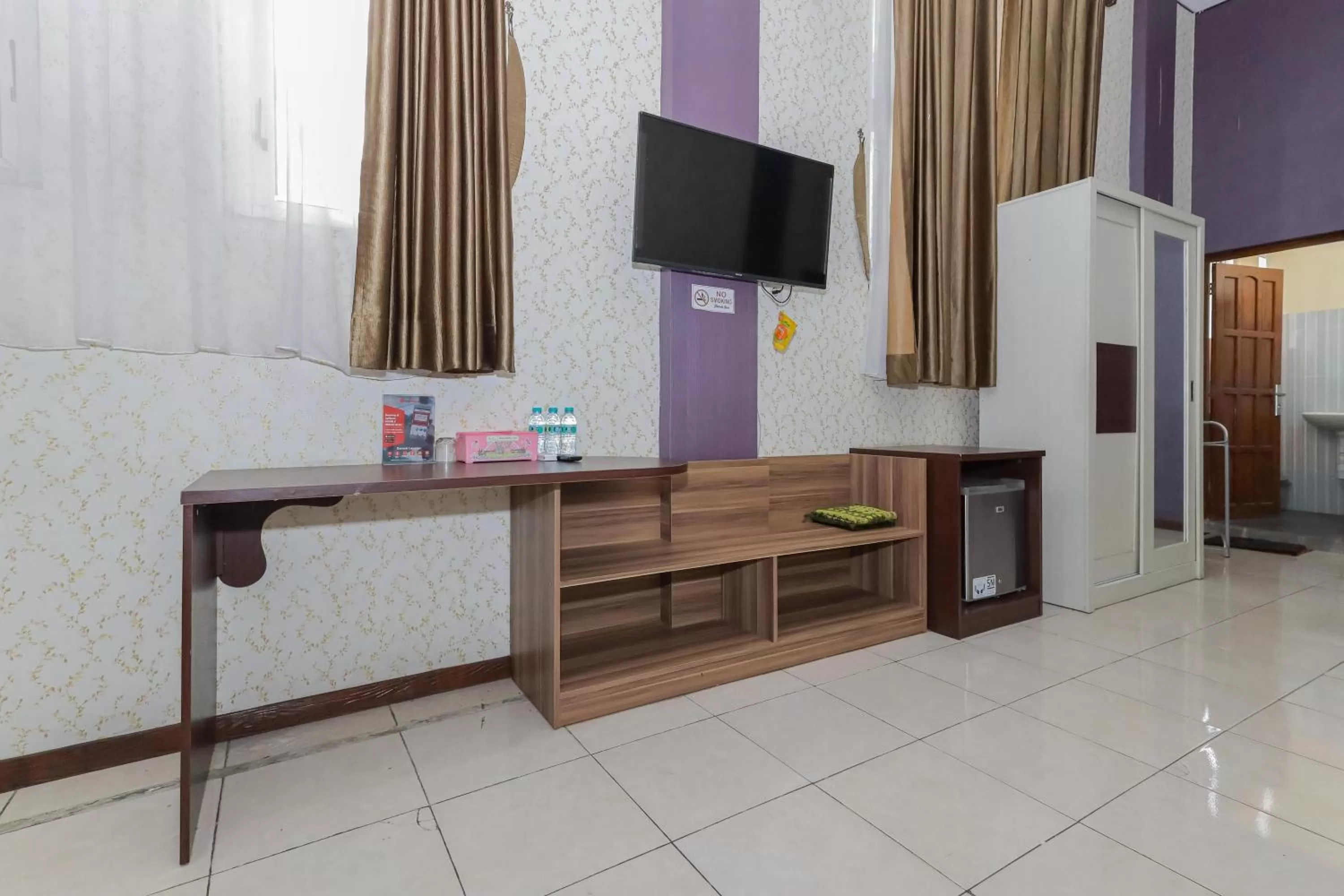 TV and multimedia in RedDoorz Syariah @ Klojen Malang