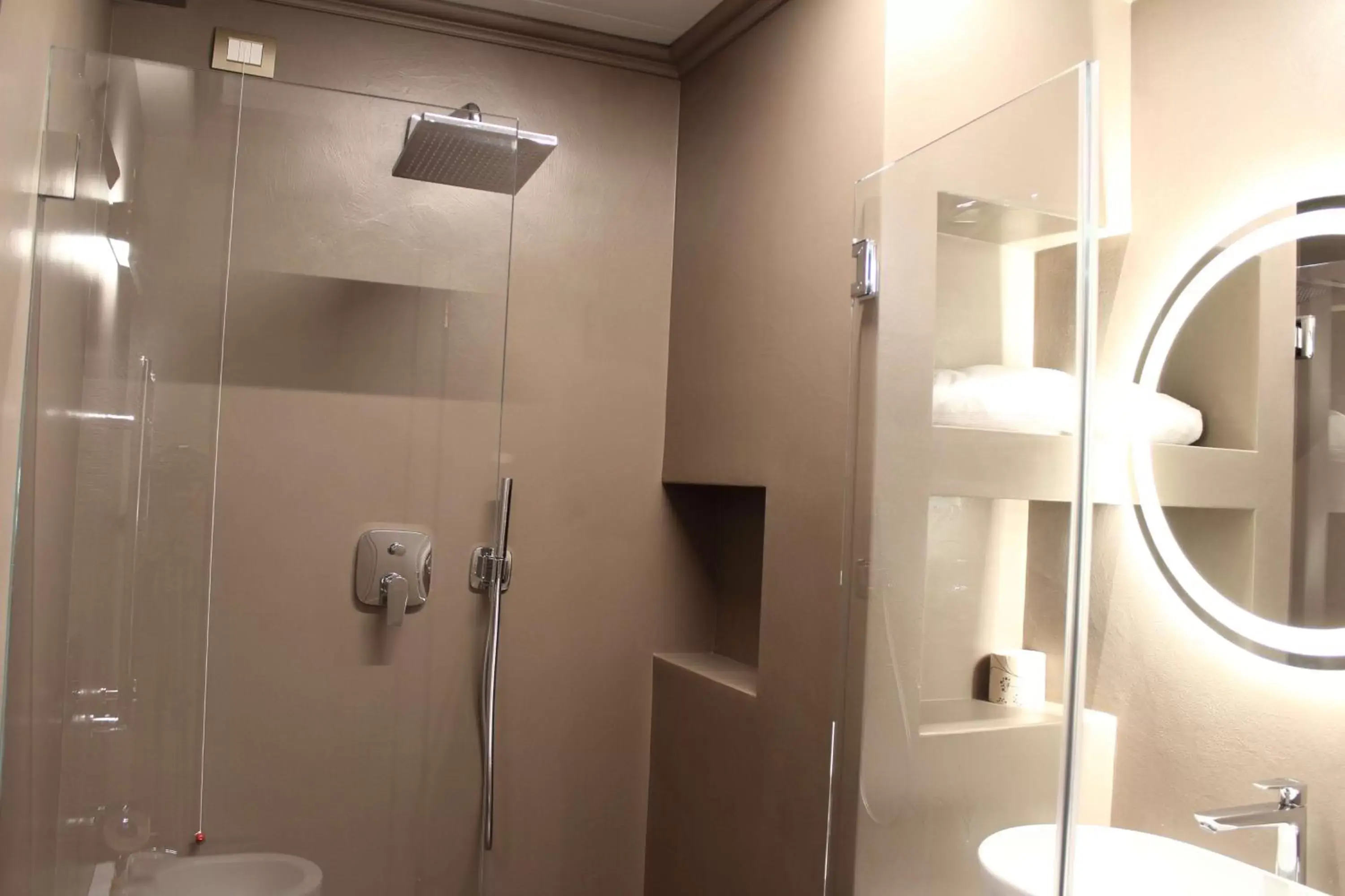 Shower, Bathroom in Best Western Hotel Moderno Verdi