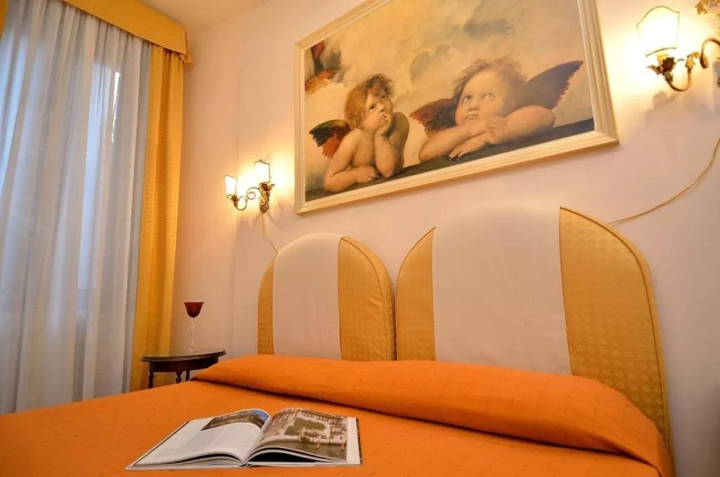 Bed in Cà Del Modena Room only