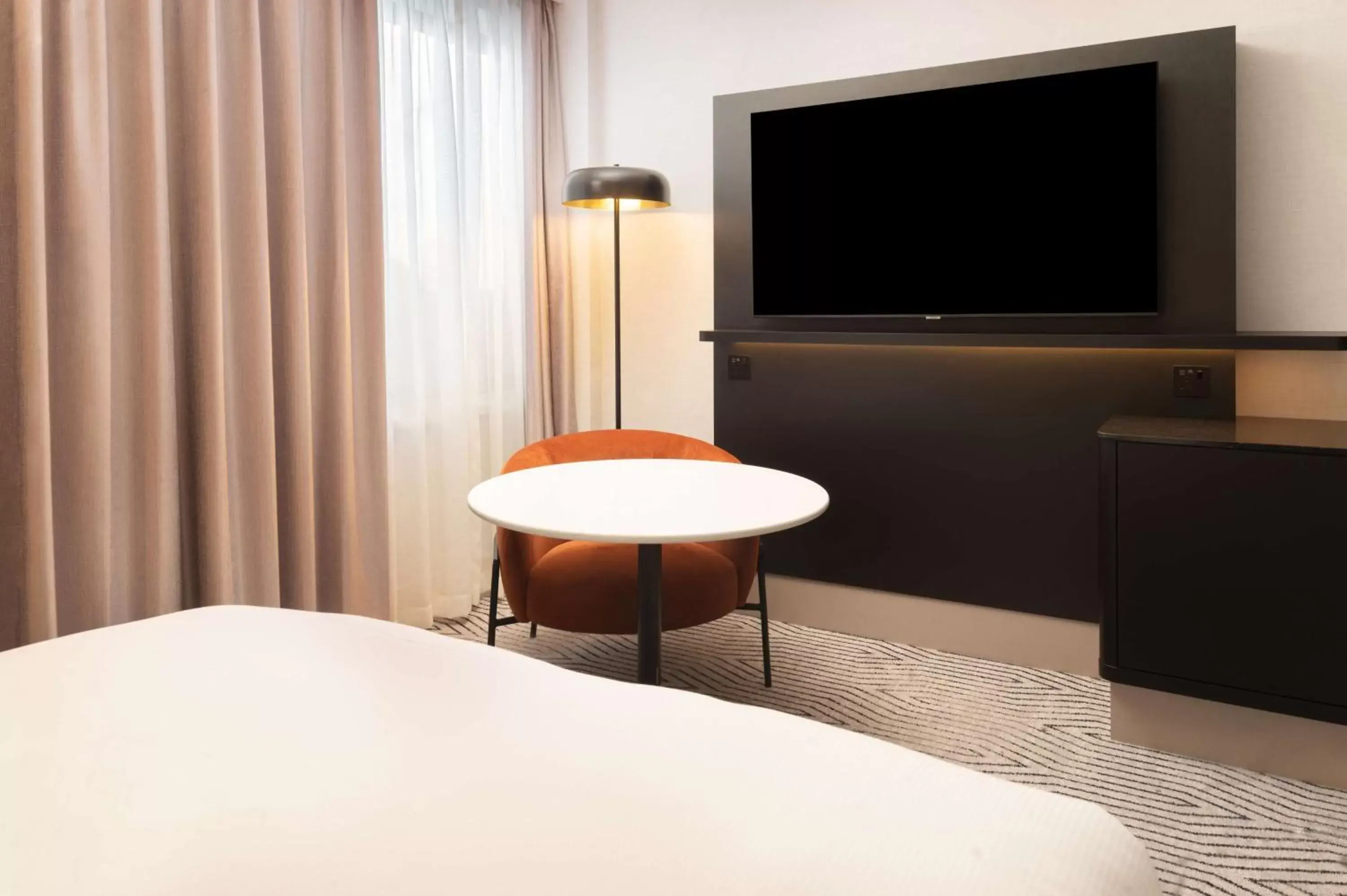Bedroom, TV/Entertainment Center in Hilton London Olympia