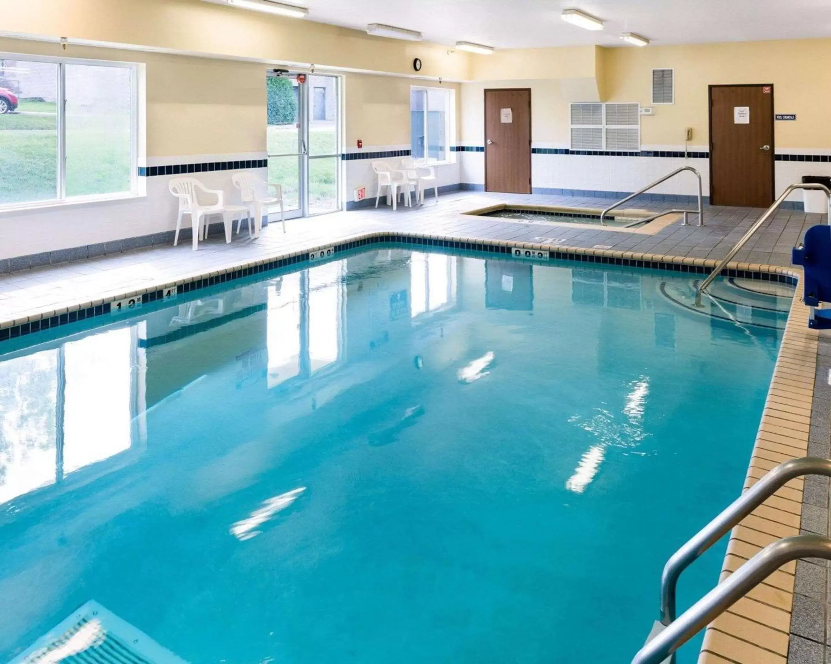 On site, Swimming Pool in Quality Inn Lakeville