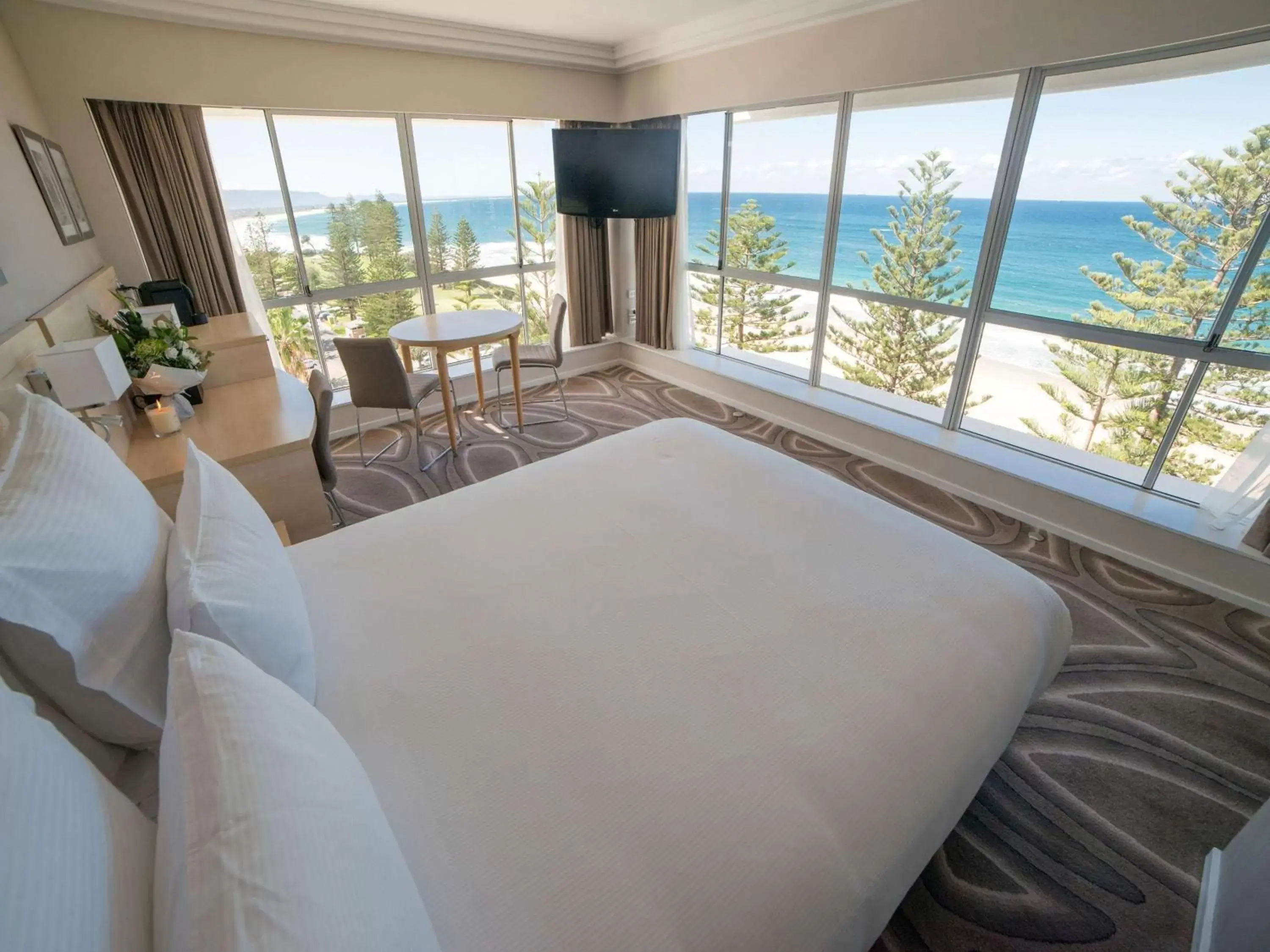 Property building, Bed in Novotel Wollongong Northbeach