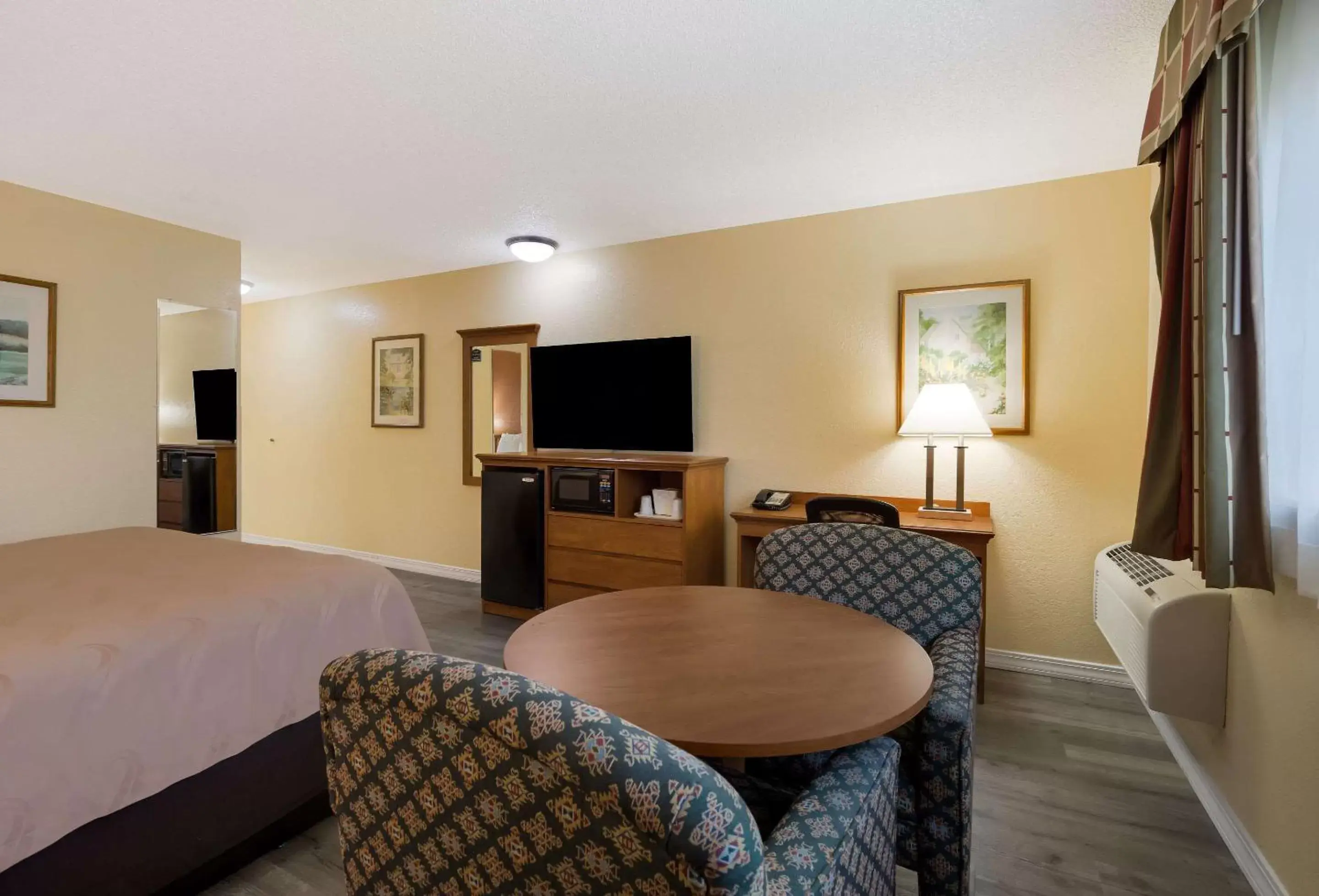 Bedroom, TV/Entertainment Center in Quality Inn & Suites Medford Airport