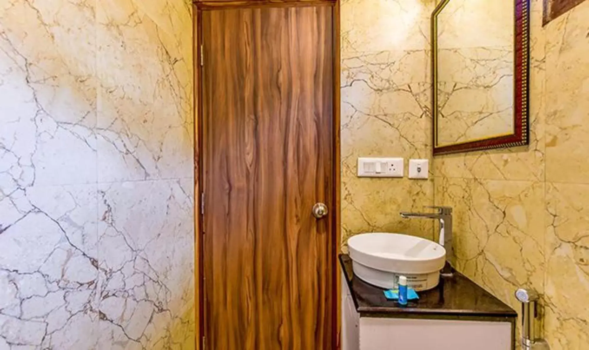 Toilet in FabExpress Clock View 500M From The Mall Road Toilet in FabExpress Clock View 500M From The Mall Road