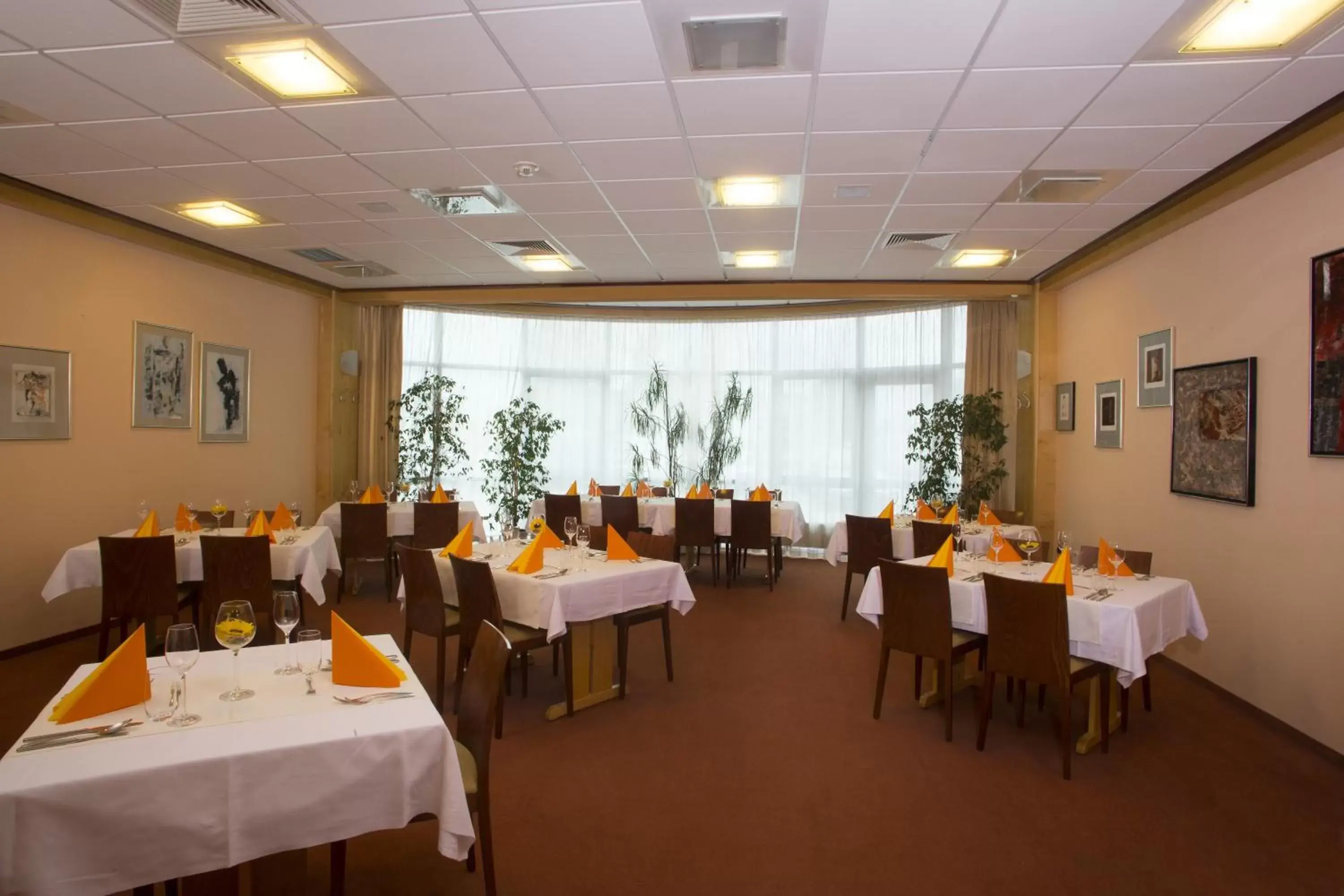 Restaurant/Places to Eat in Hotel Krek Superior