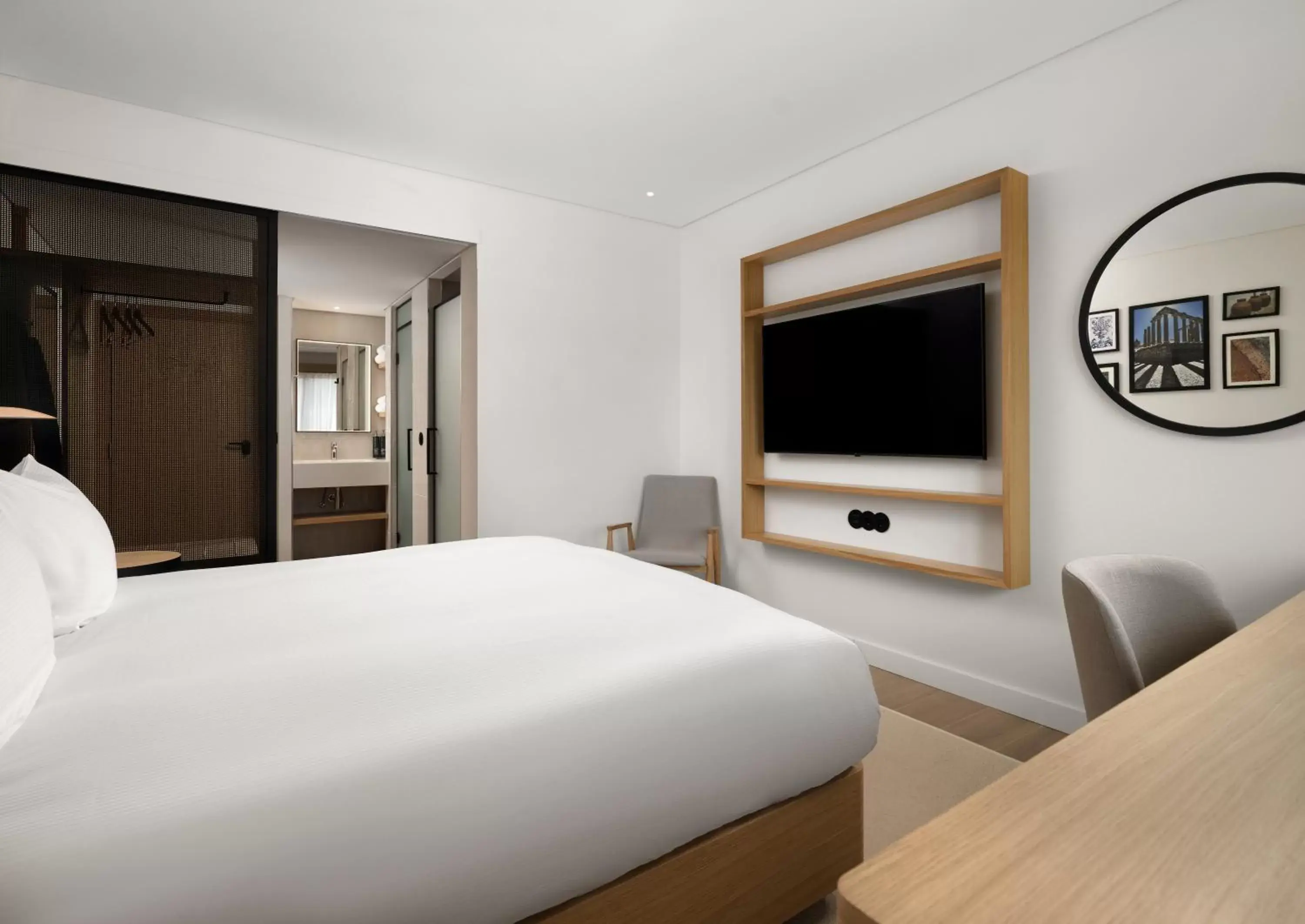 Bedroom, TV/Entertainment Center in Hilton Garden Inn Evora