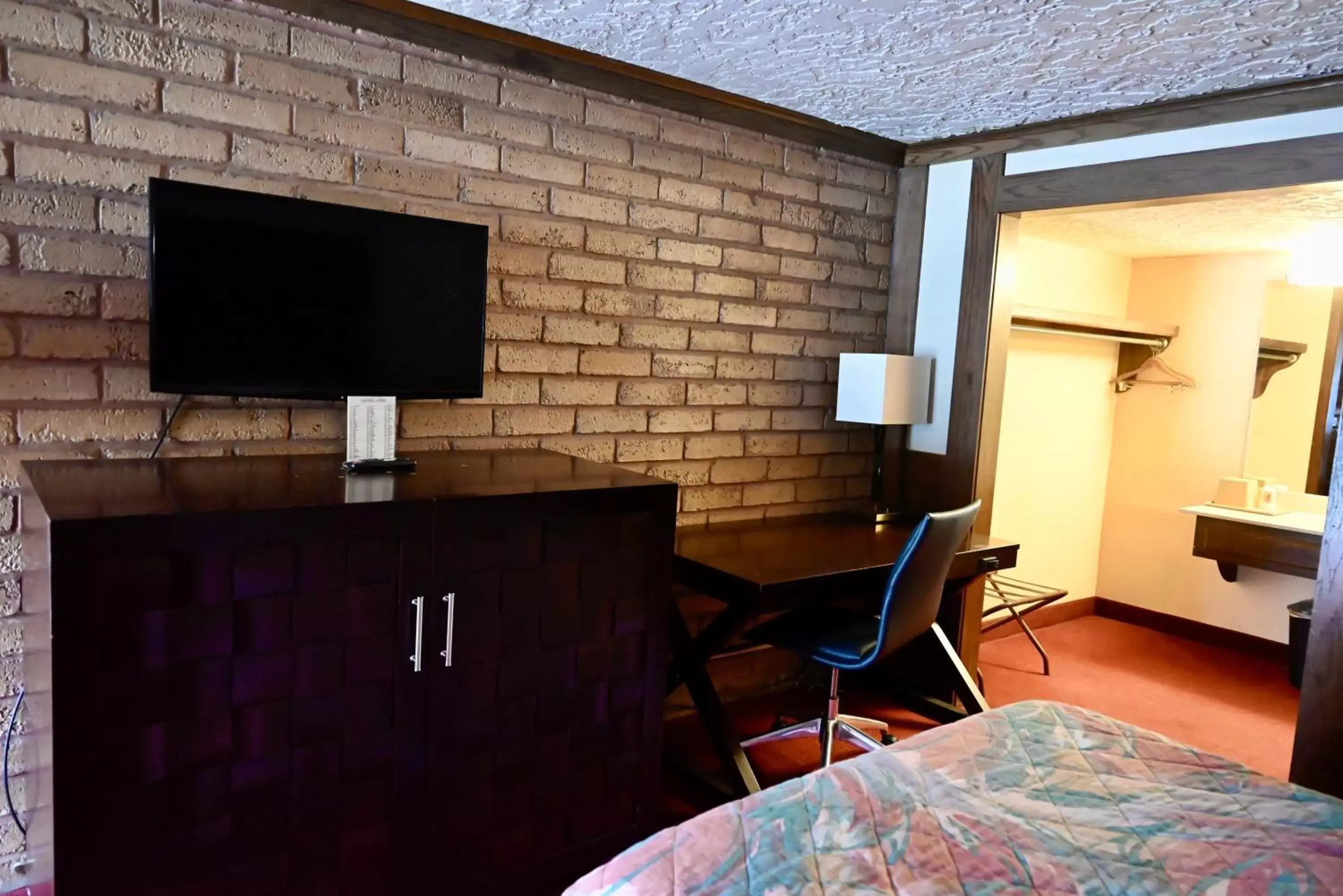 TV and multimedia, TV/Entertainment Center in Rittiman Inn and Suites