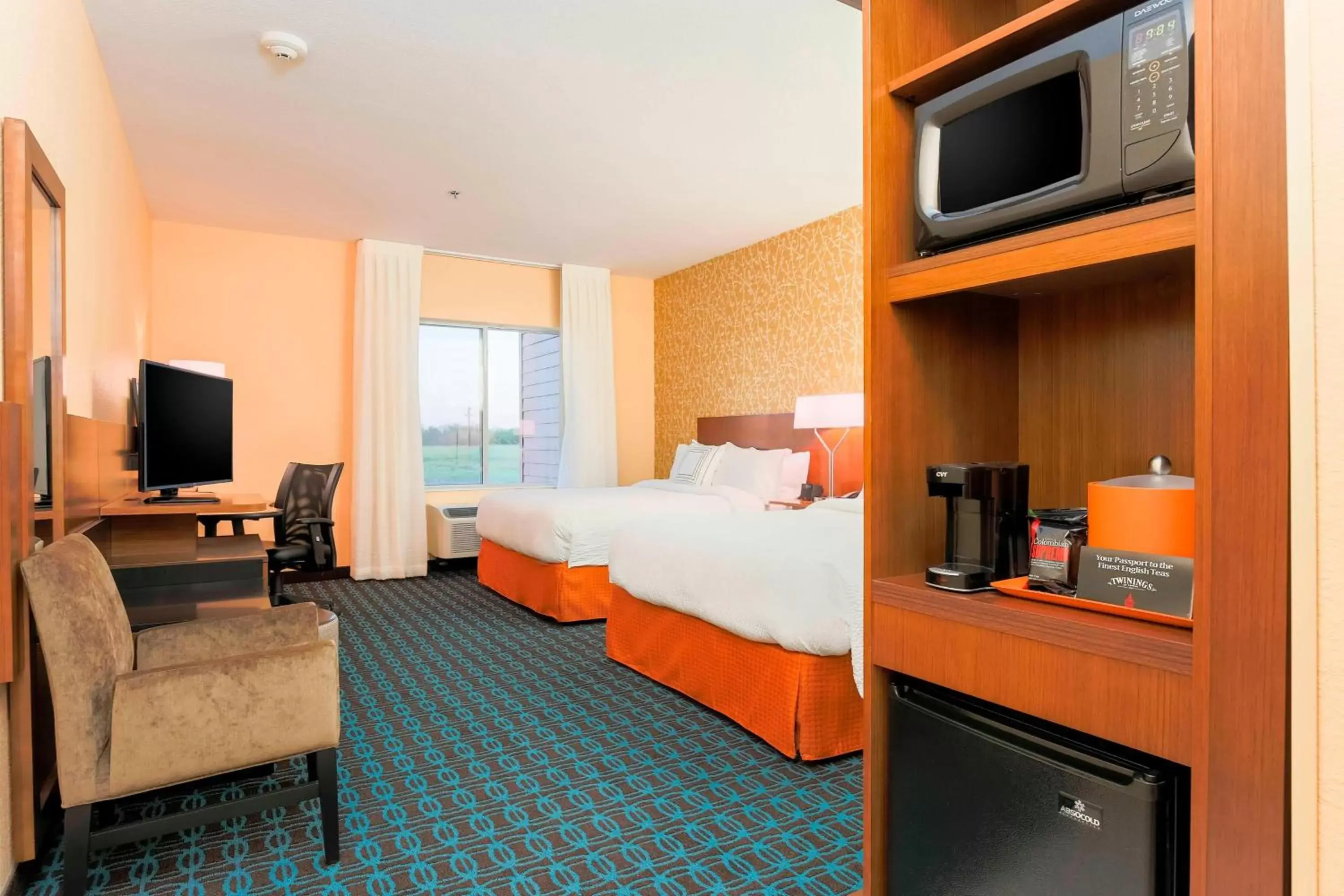 Bedroom, TV/Entertainment Center in Fairfield Inn & Suites by Marriott Pleasanton