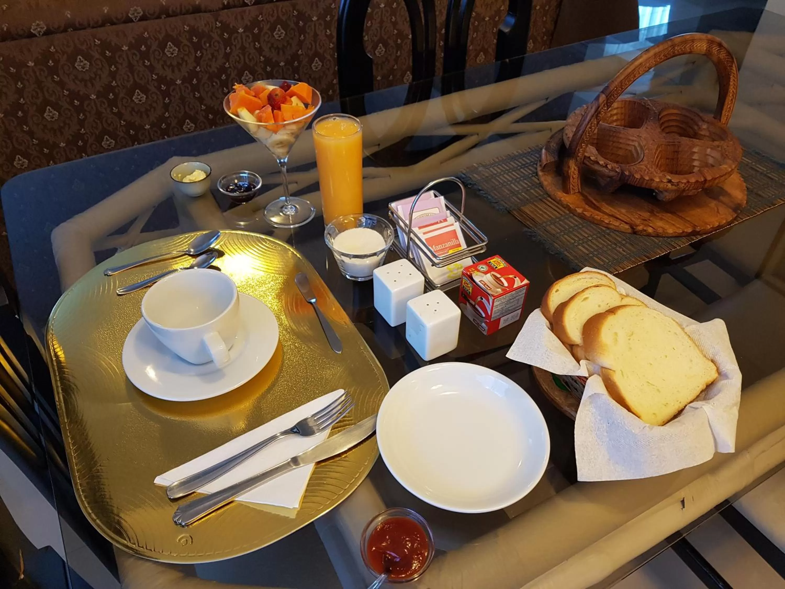 Breakfast in Bed and Breakfast La Uvilla