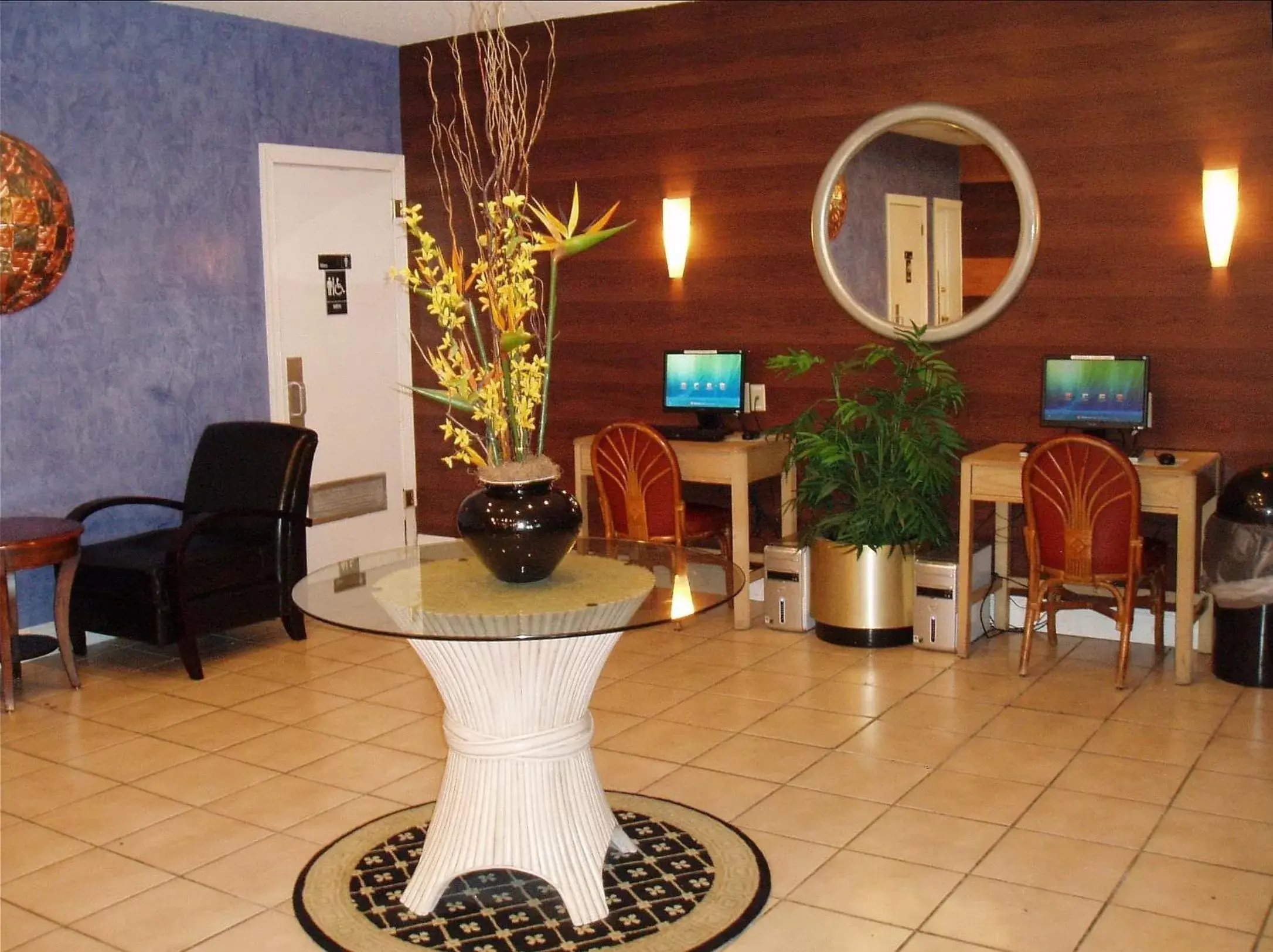 Lobby or reception in Red Carpet Inn Airport/ Cruise Port