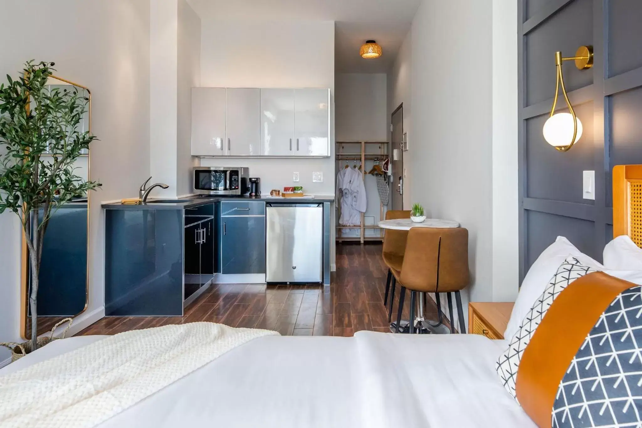 Kitchen/Kitchenette in The Modernist Hotel