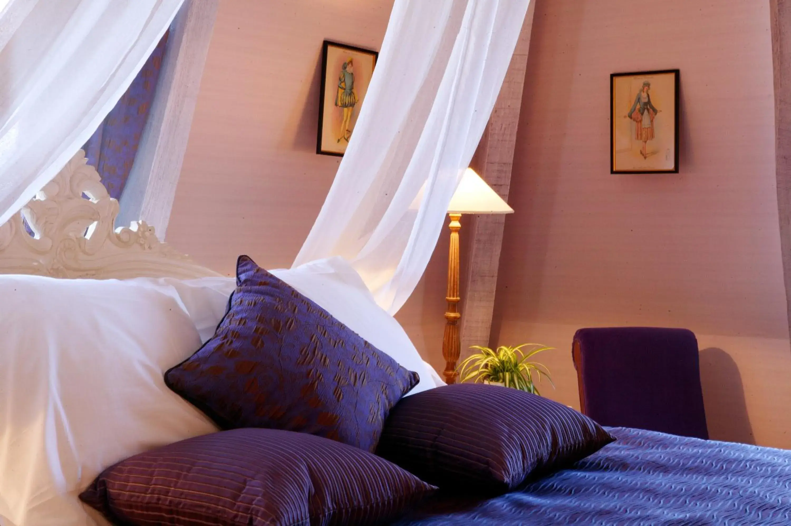 Decorative detail, Bed in Clos La Boëtie & Spa Decorative detail, Bed in Clos La Boëtie & Spa