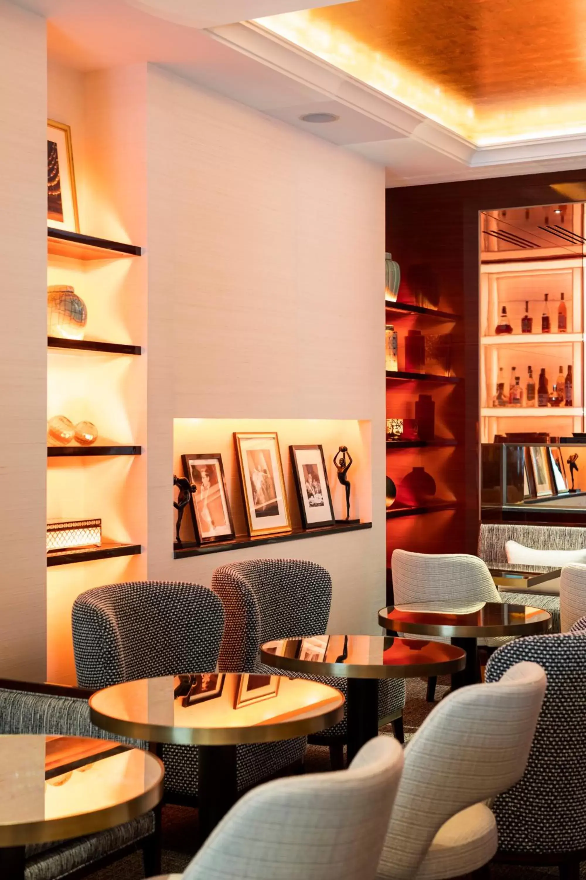 Lounge or bar in Hotel Montaigne
