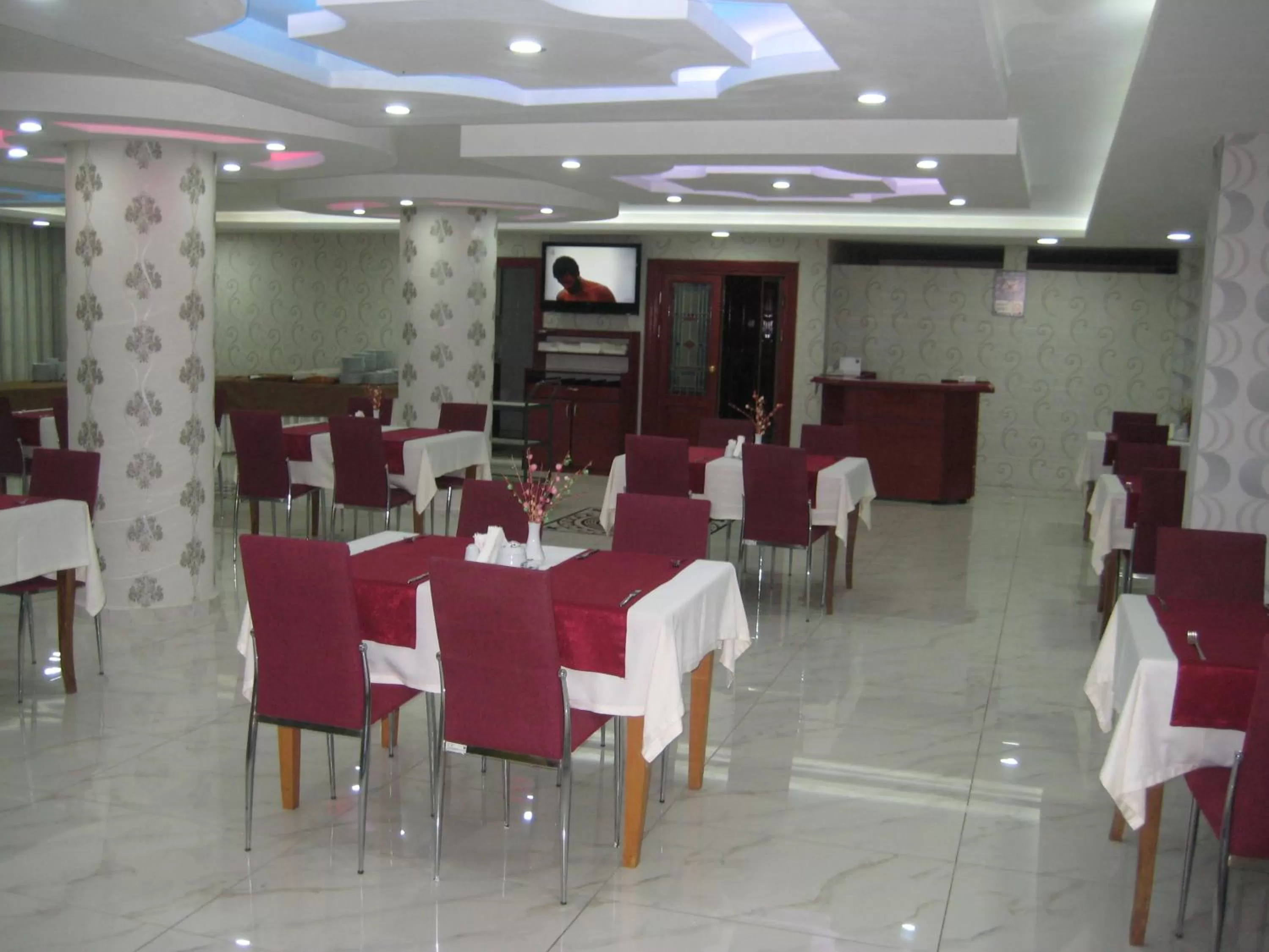 Communal lounge/ TV room in Miroglu Hotel