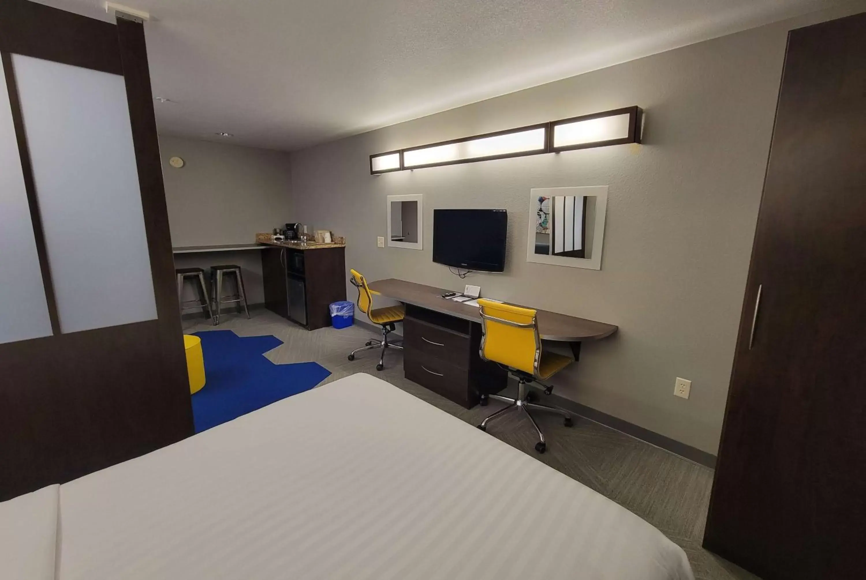 Bed, TV/Entertainment Center in Microtel Inn & Suites by Wyndham Bluffs