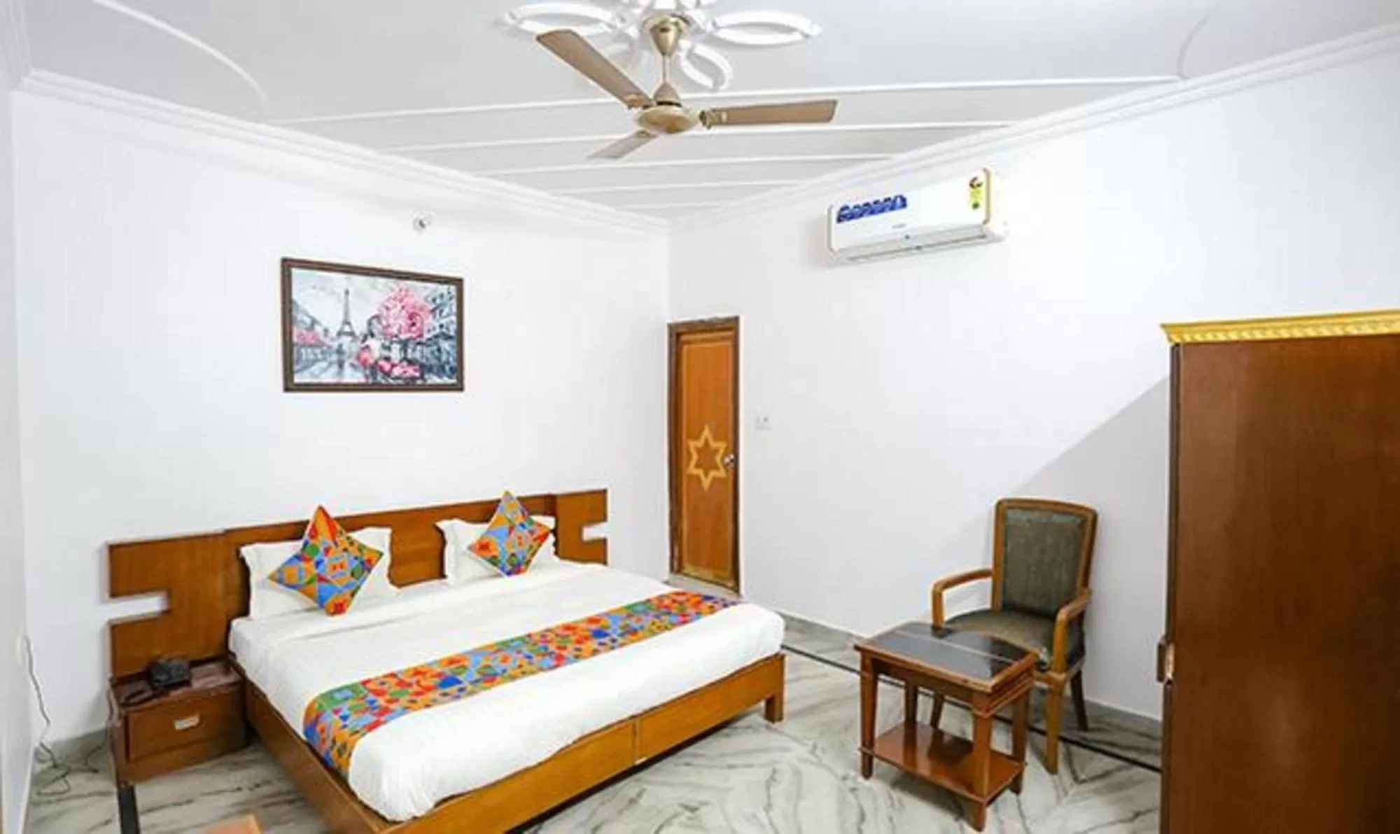 FabHotel Premium Rooms - Nr Yashobhoomi Convention Centre