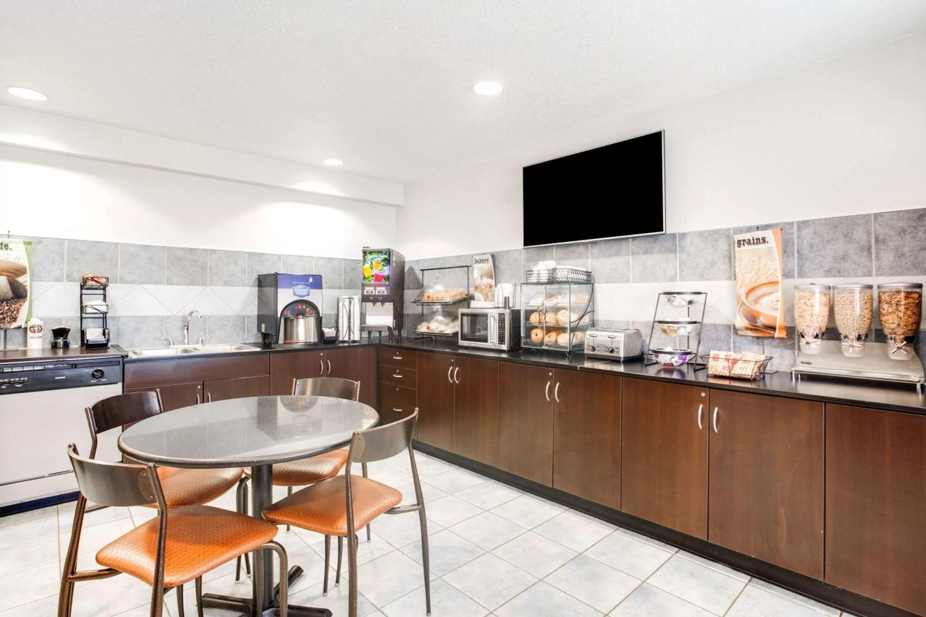 Restaurant/places to eat in Microtel Inn & Suites Bath