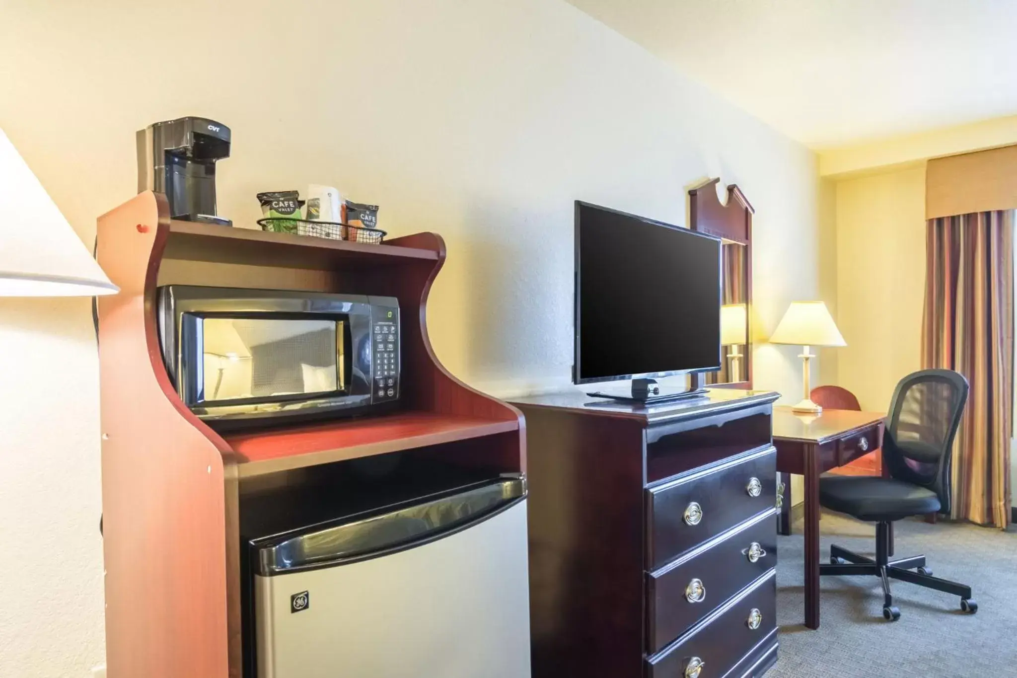 TV/Entertainment Center in Quality Inn and Suites Alma