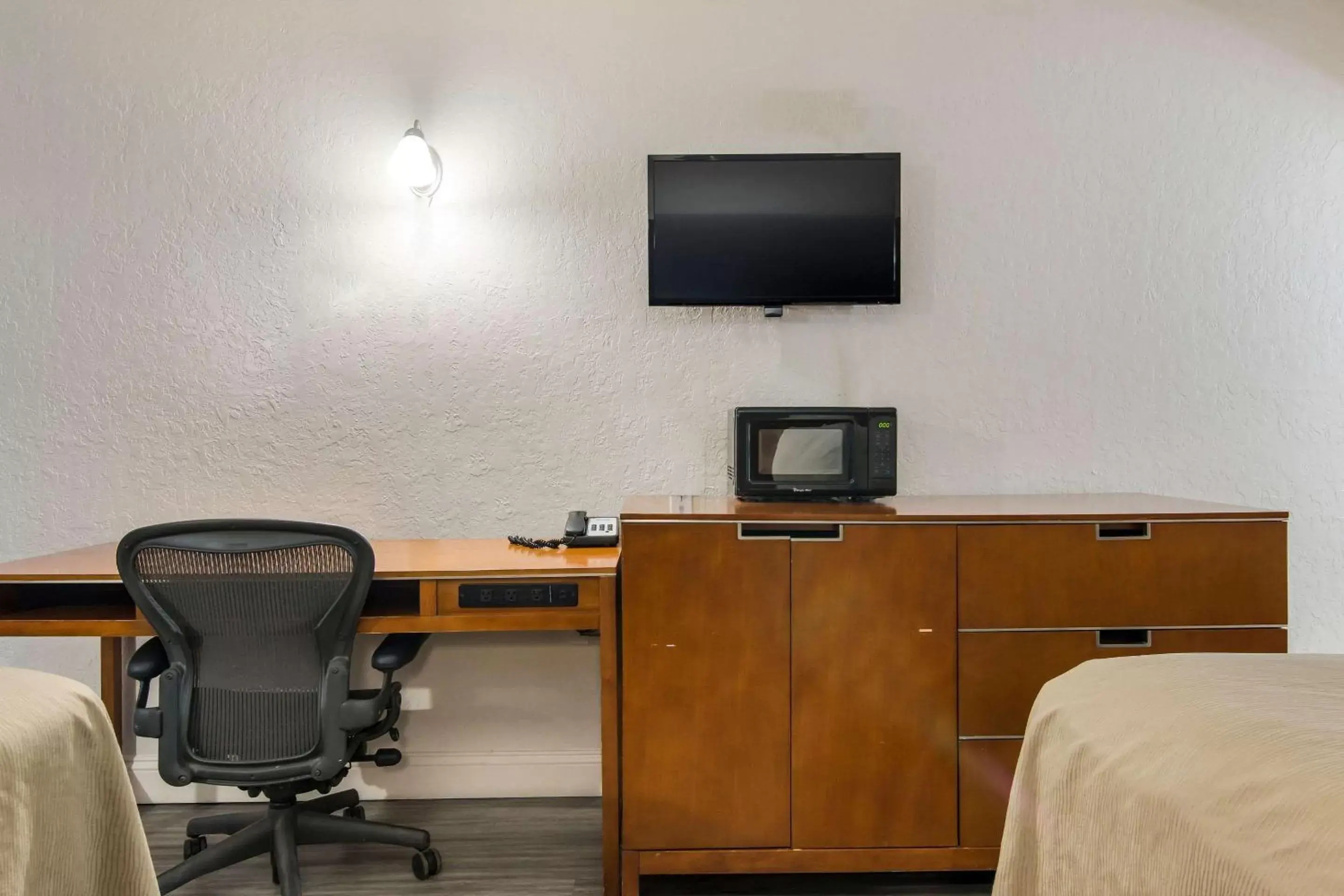 Bedroom, TV/Entertainment Center in Rodeway Inn Broken Bow-Hochatown