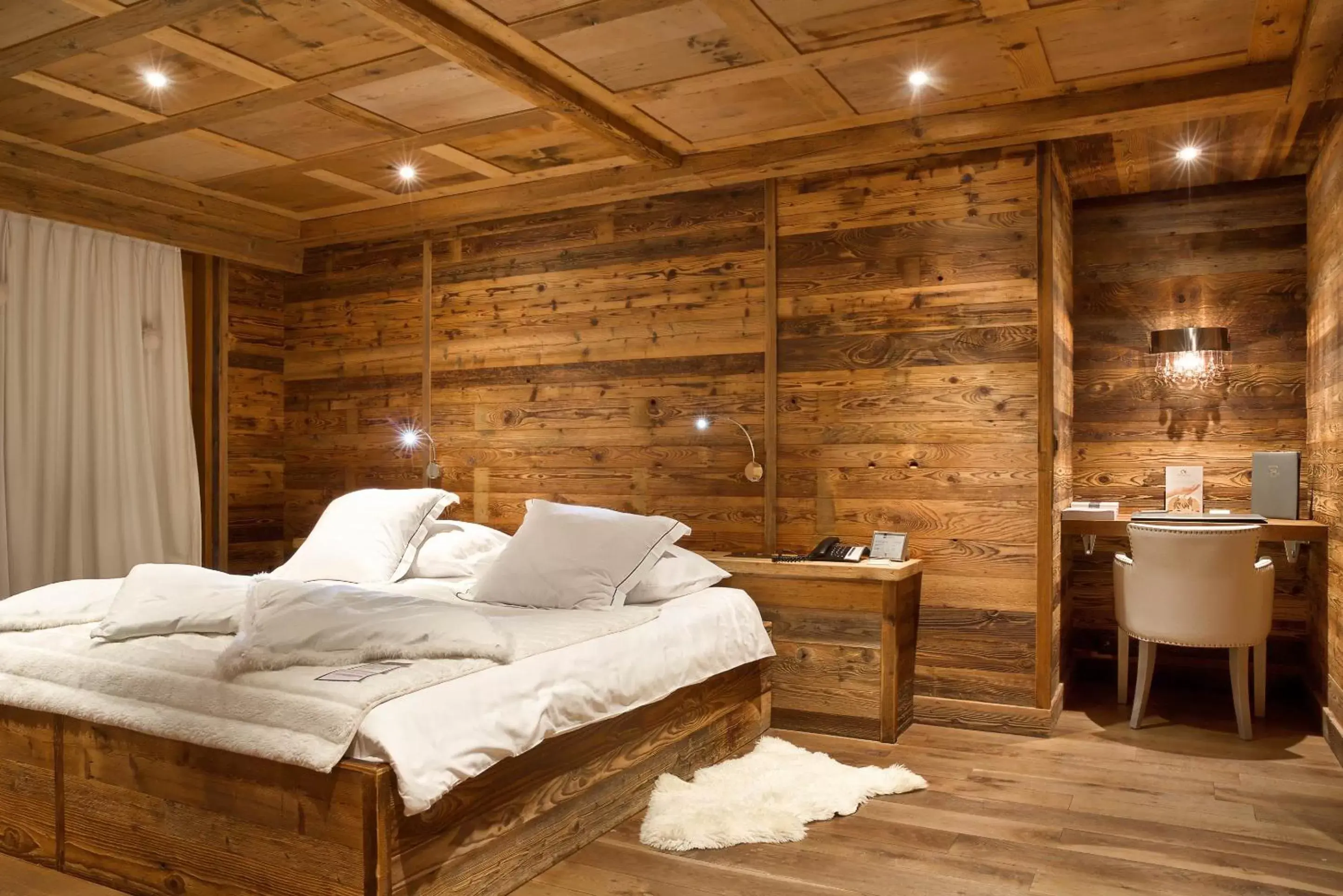 Bedroom, Bed in Hostellerie du Pas de l'Ours "Relais et Châteaux"