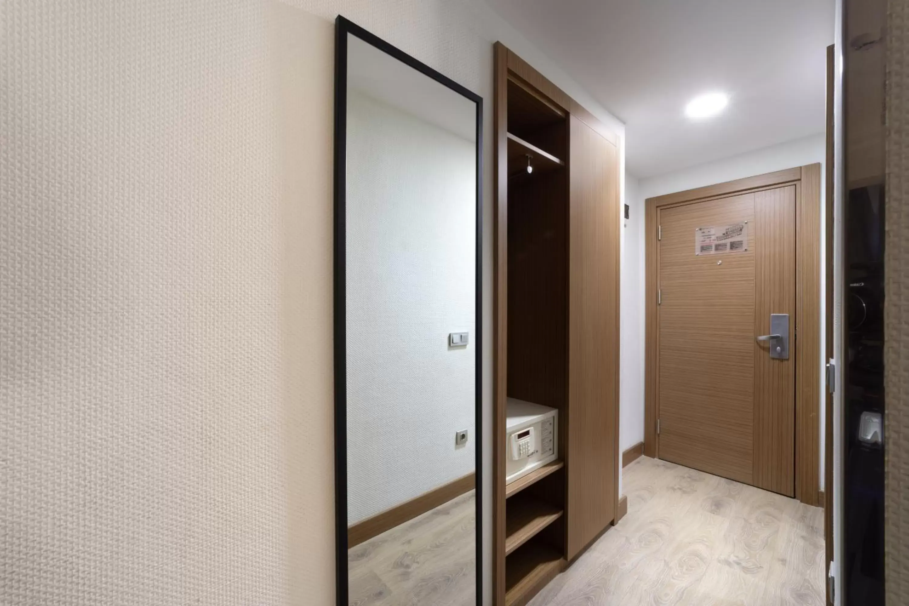 wardrobe, Bathroom in Orka Royal Hotel & Spa