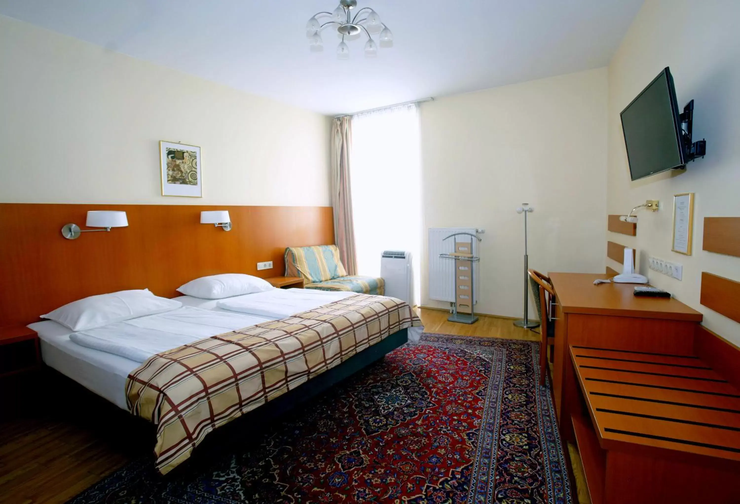 Photo of the whole room, Bed in Continental Hotel-Pension