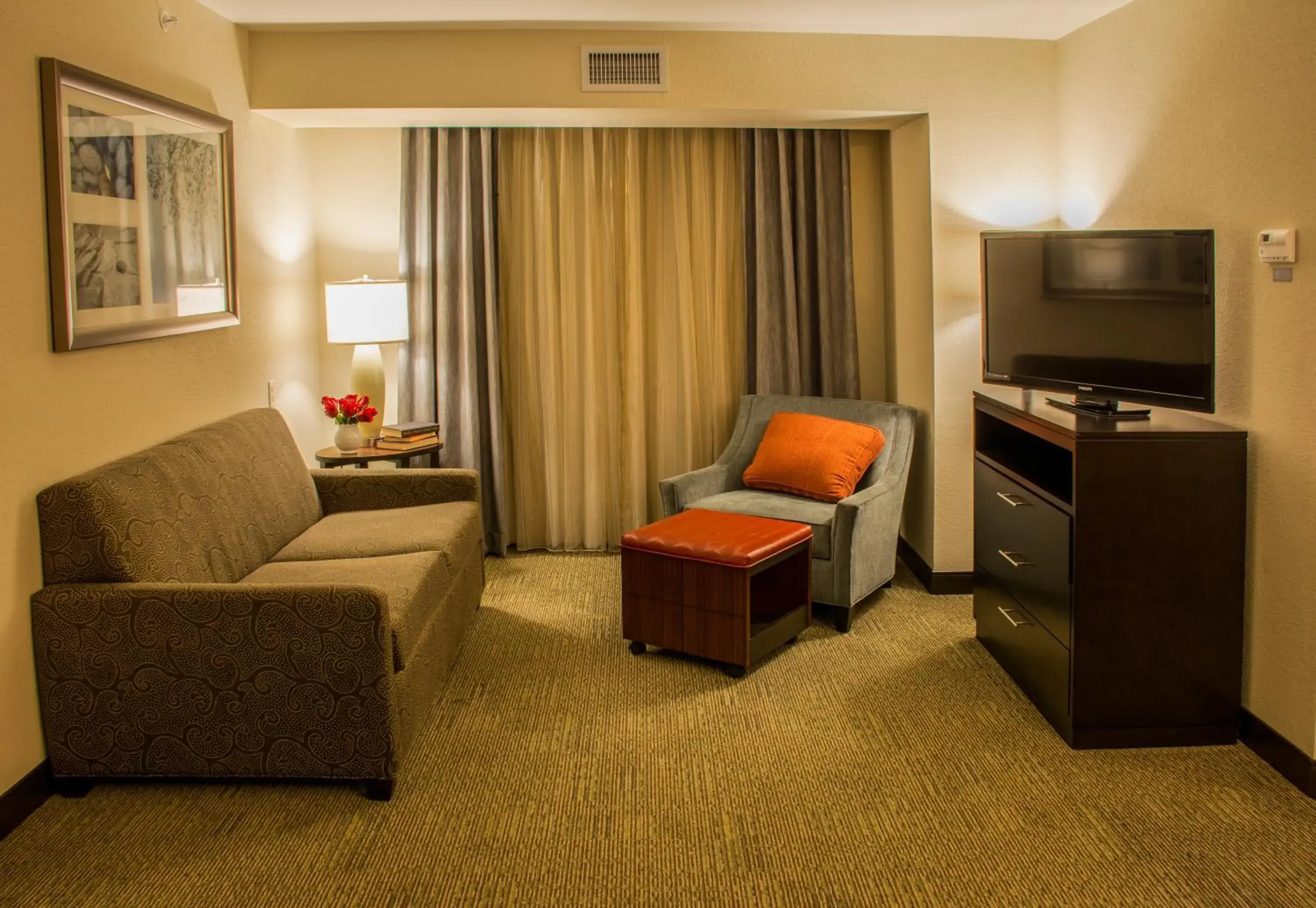 Photo of the whole room, Seating Area in Staybridge Suites Schererville