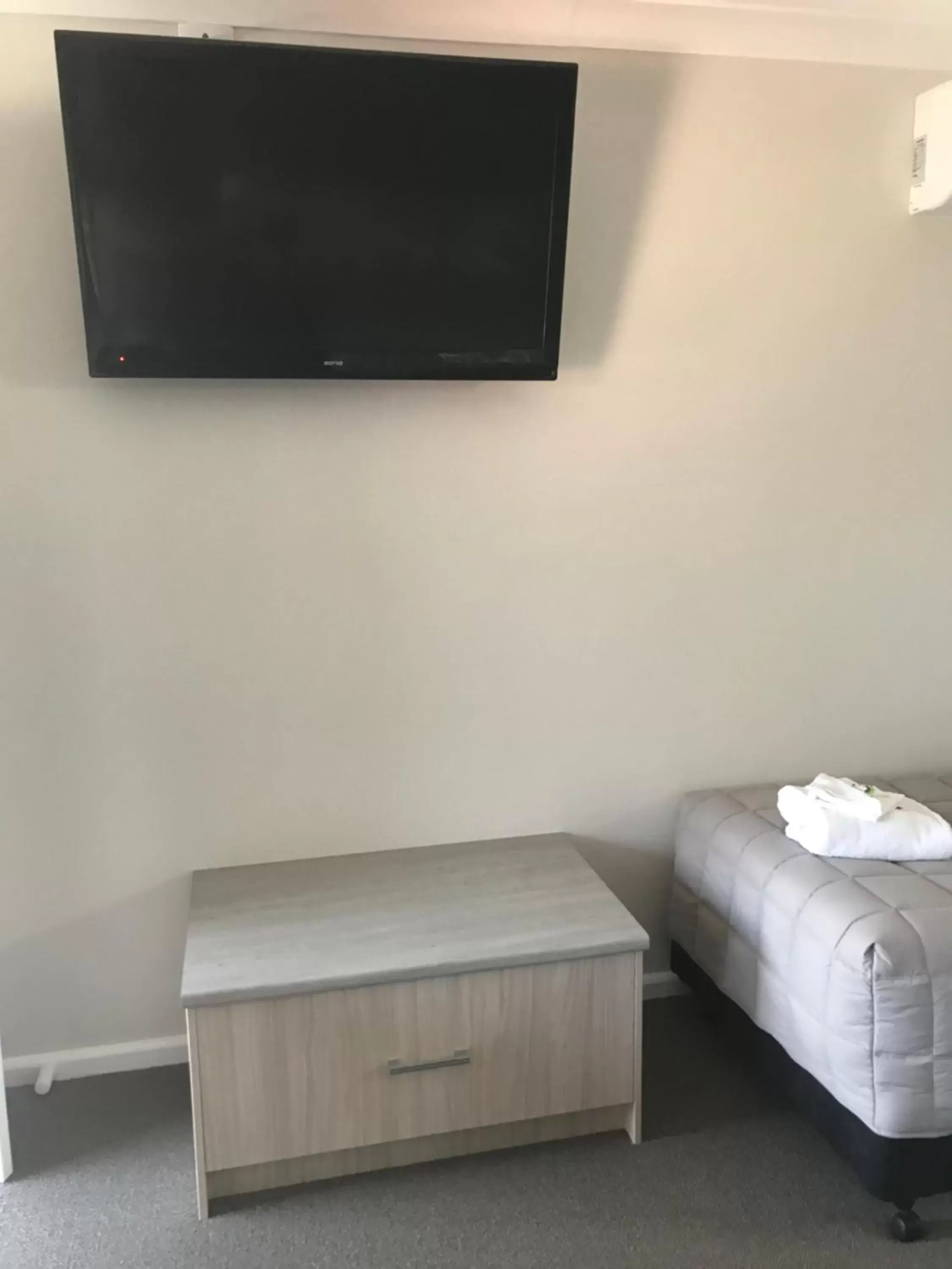 Bed, TV/Entertainment Center in Kootingal Landview Motel