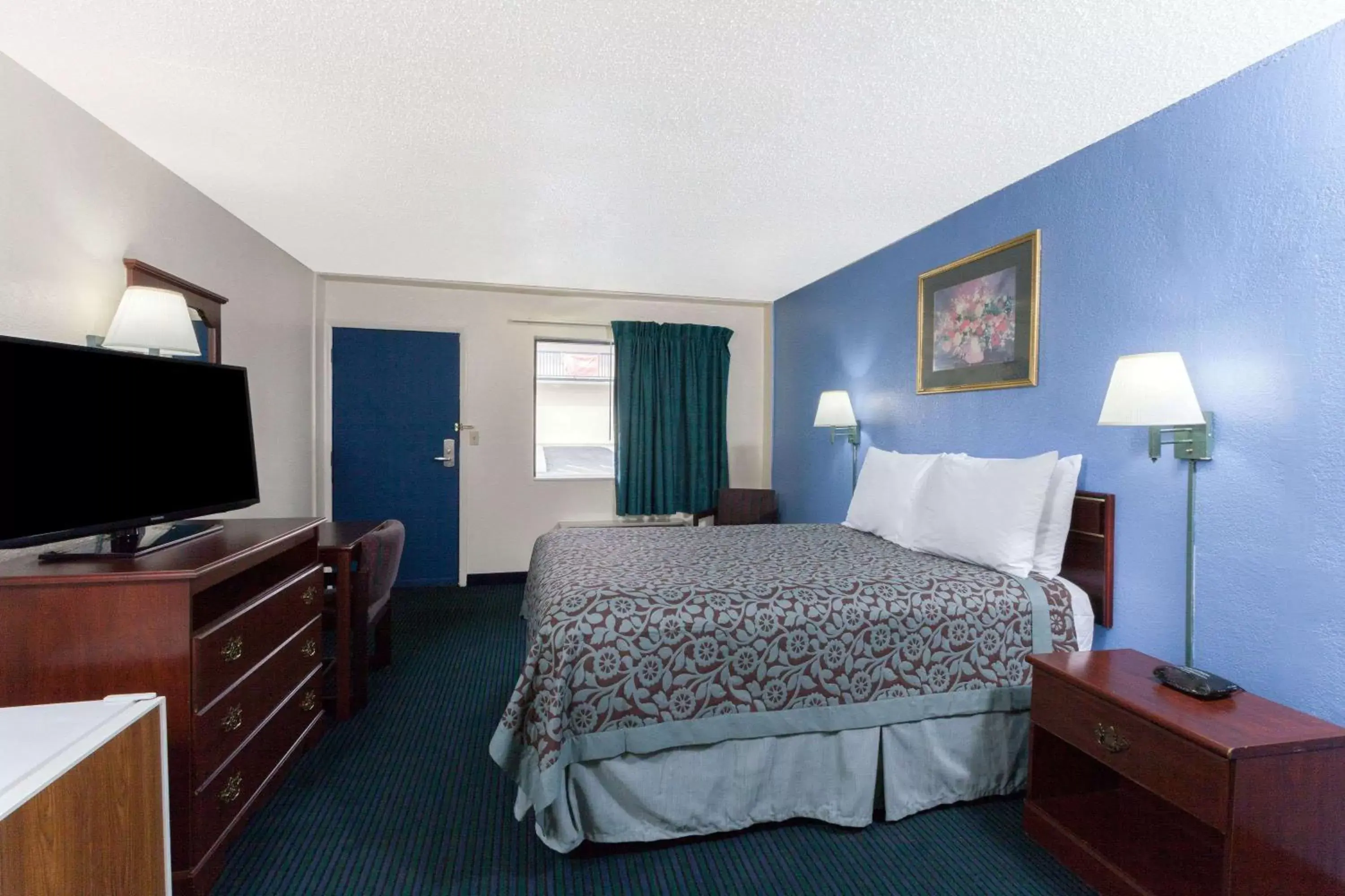 Photo of the whole room, TV/Entertainment Center in Days Inn by Wyndham Oklahoma City Fairground