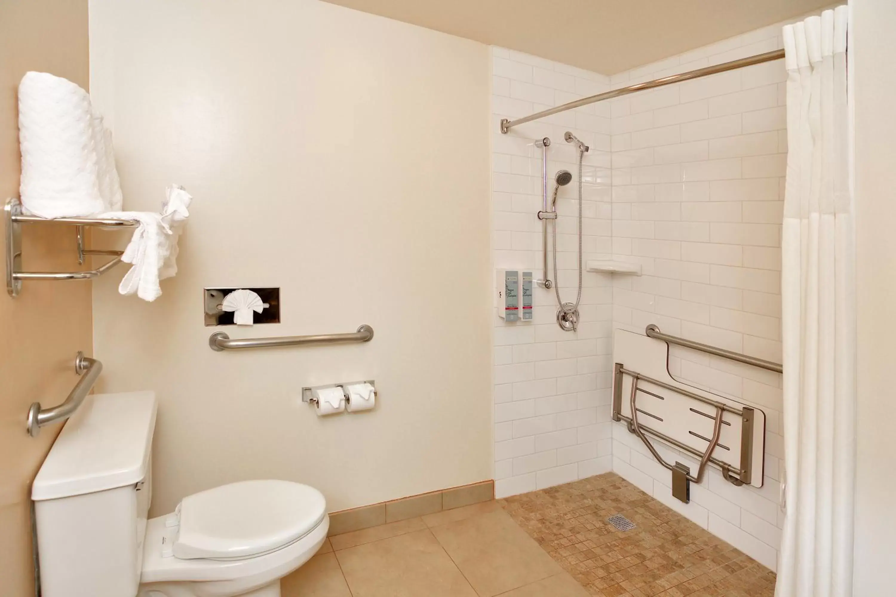 Bathroom in Lamplighter Inn & Suites at SDSU