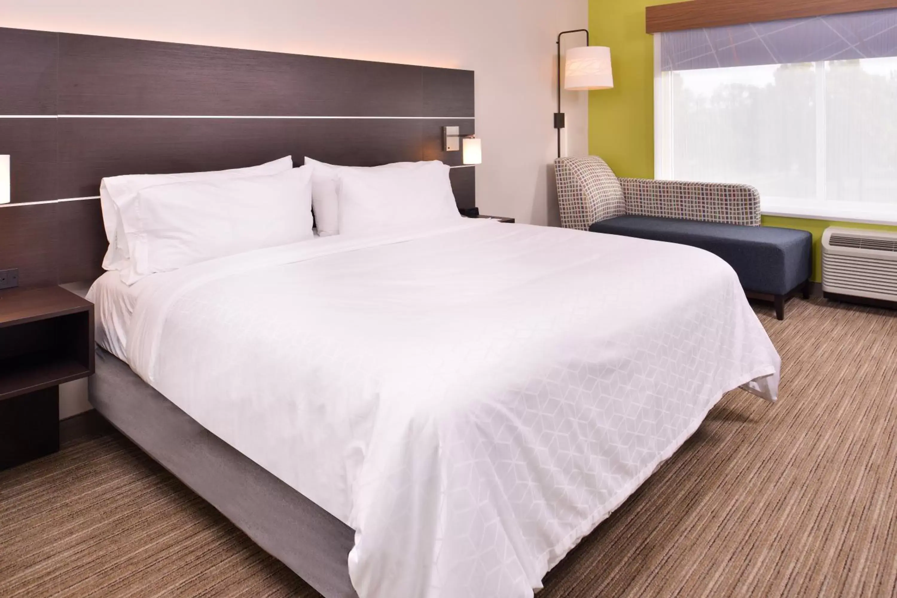 Photo of the whole room, Bed in Holiday Inn Express & Suites - Mall of America - MSP Airport, an IHG Hotel