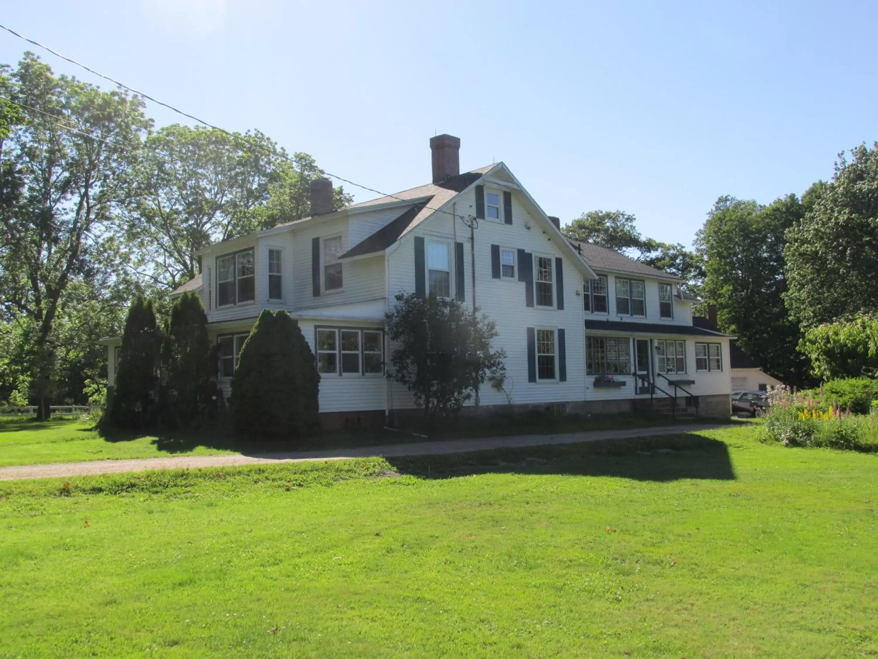 Property Building in Burnbrae Farm & Paradise Inn