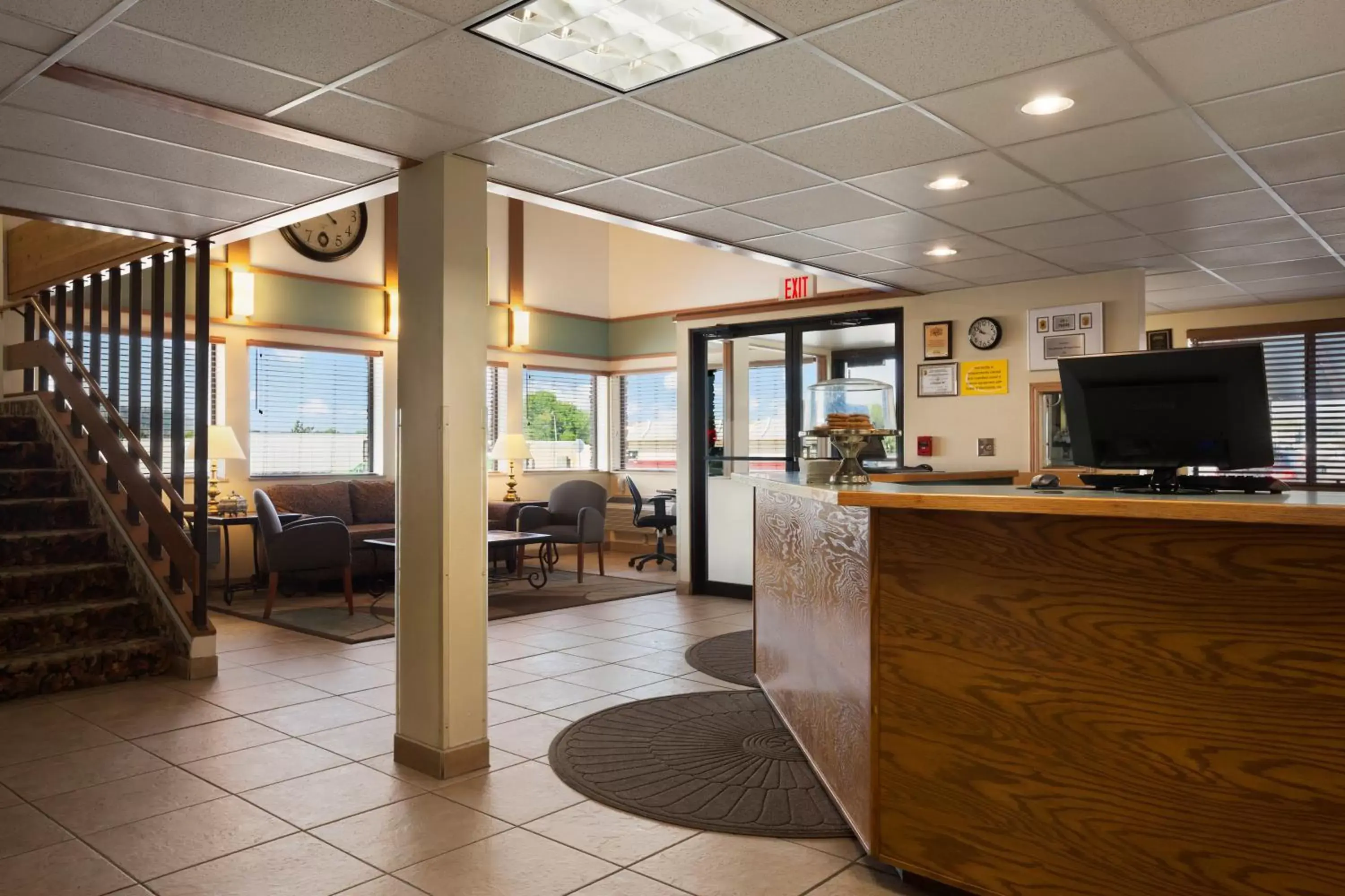 Lobby or reception, Lounge/Bar in Super 8 by Wyndham Columbus