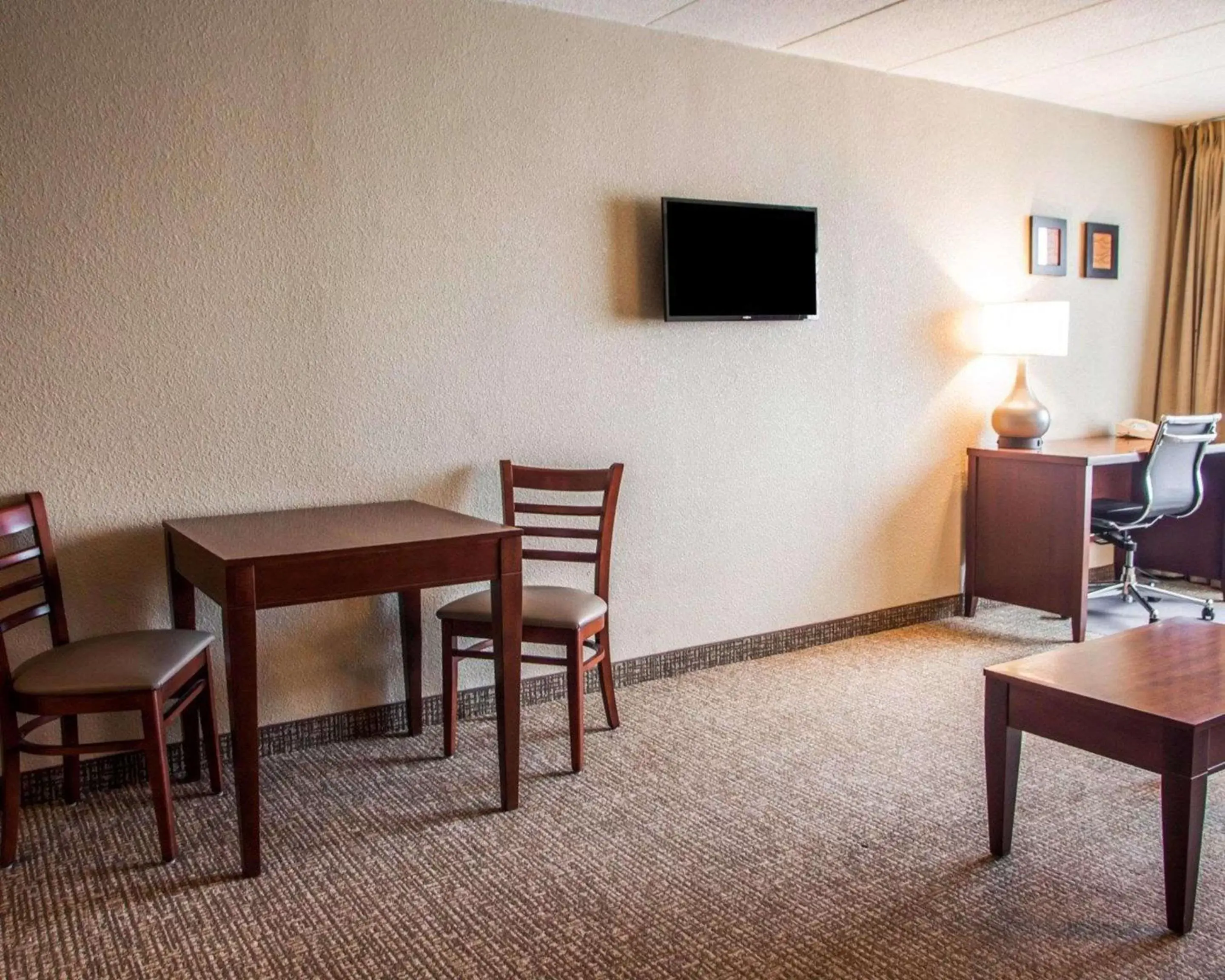 Bedroom, TV/Entertainment Center in Quality Inn & Suites Orland Park - Chicago