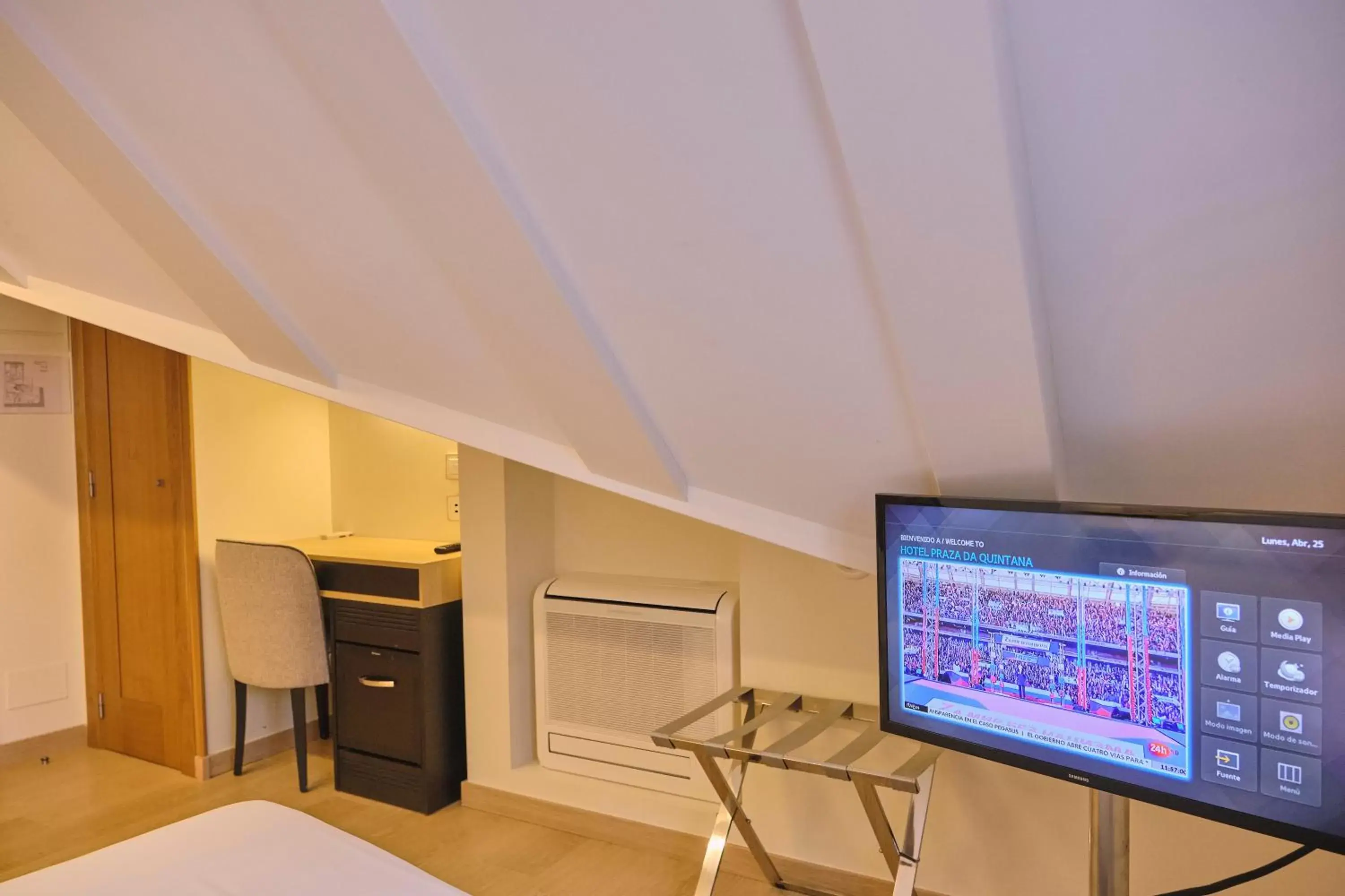 TV and multimedia, TV/Entertainment Center in Hotel Praza Quintana