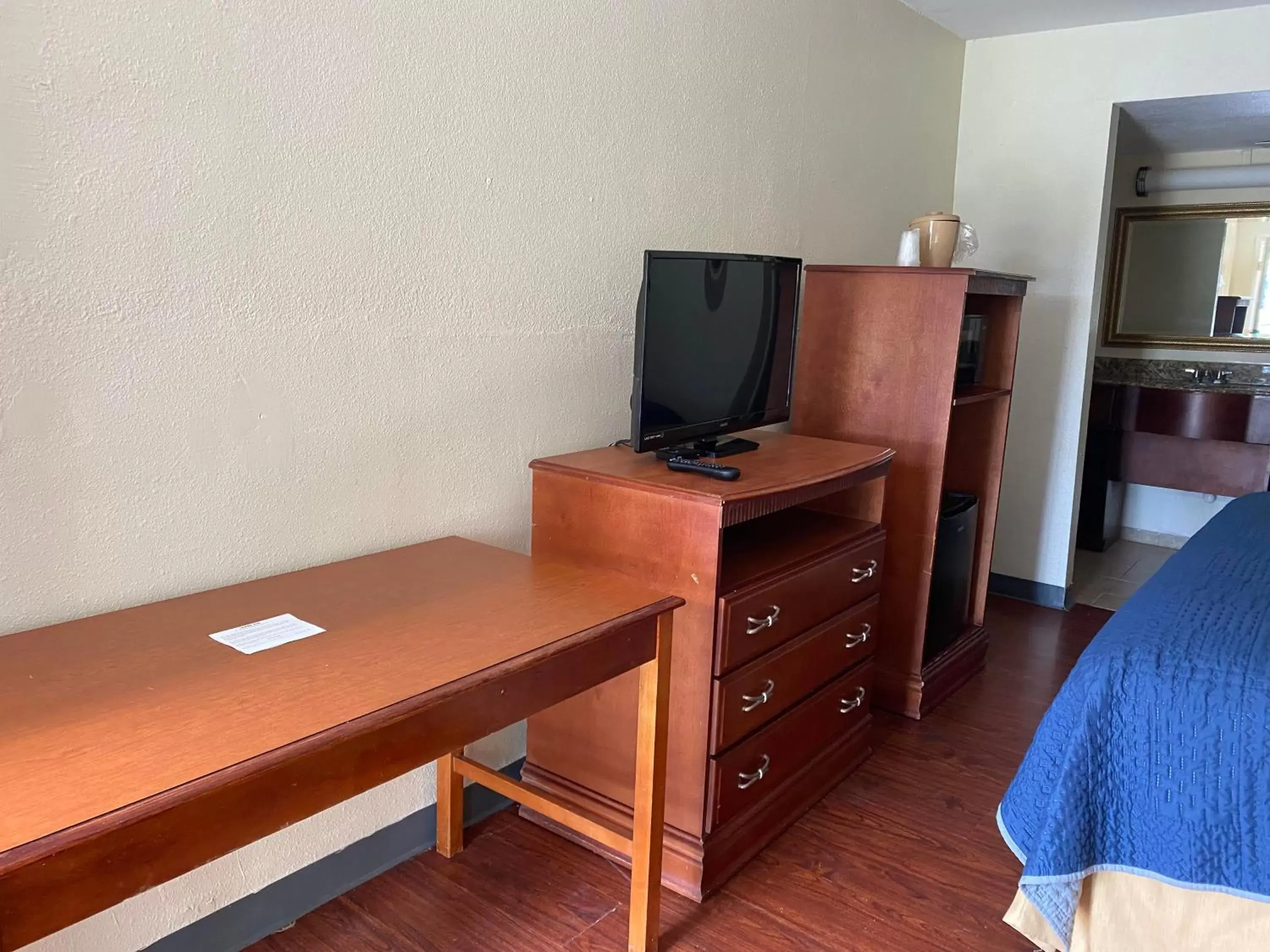 TV and multimedia, TV/Entertainment Center in Jasmine Garden Inn - Lake City