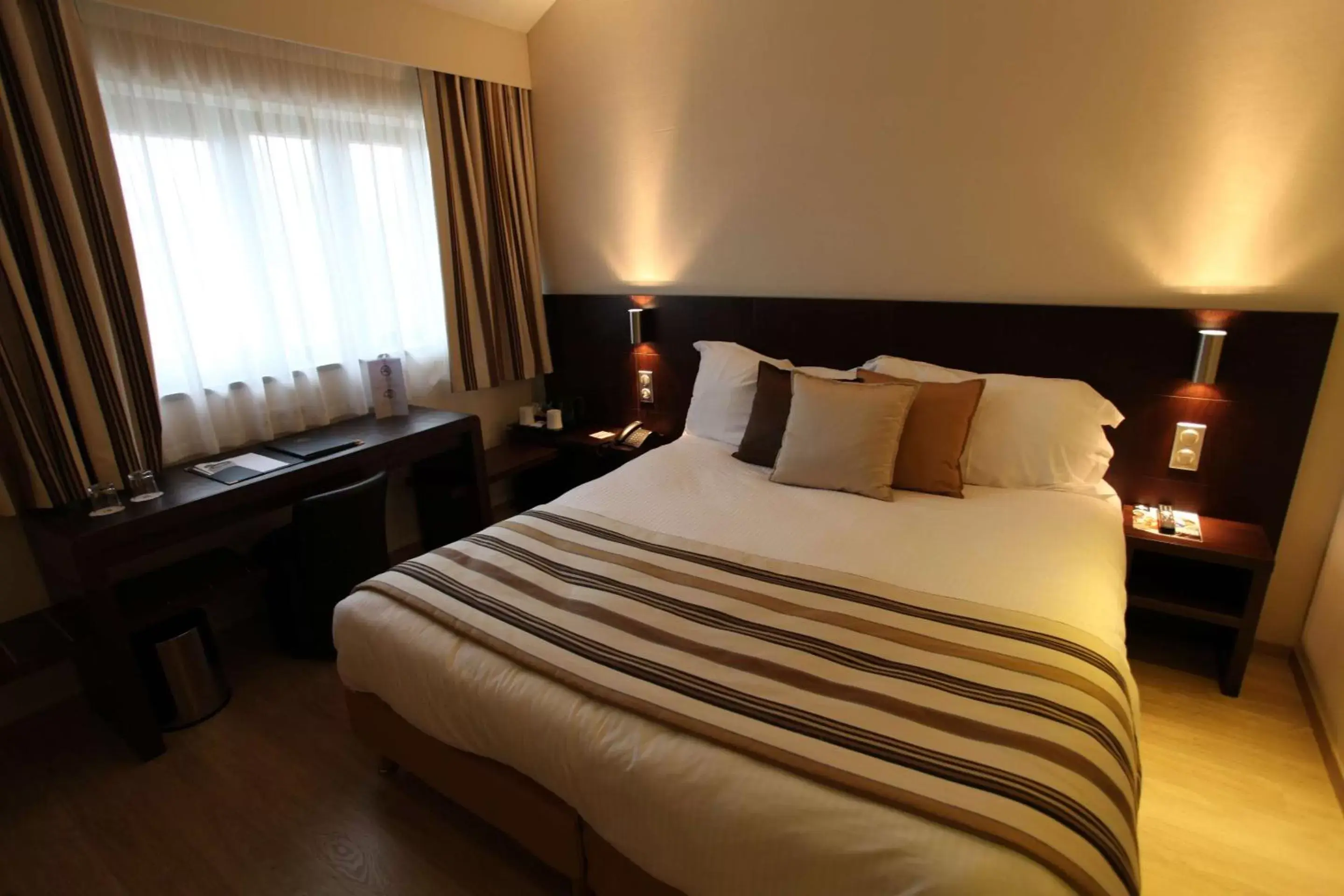 Photo of the whole room, Bed in Best Western Plus Hotel des Francs