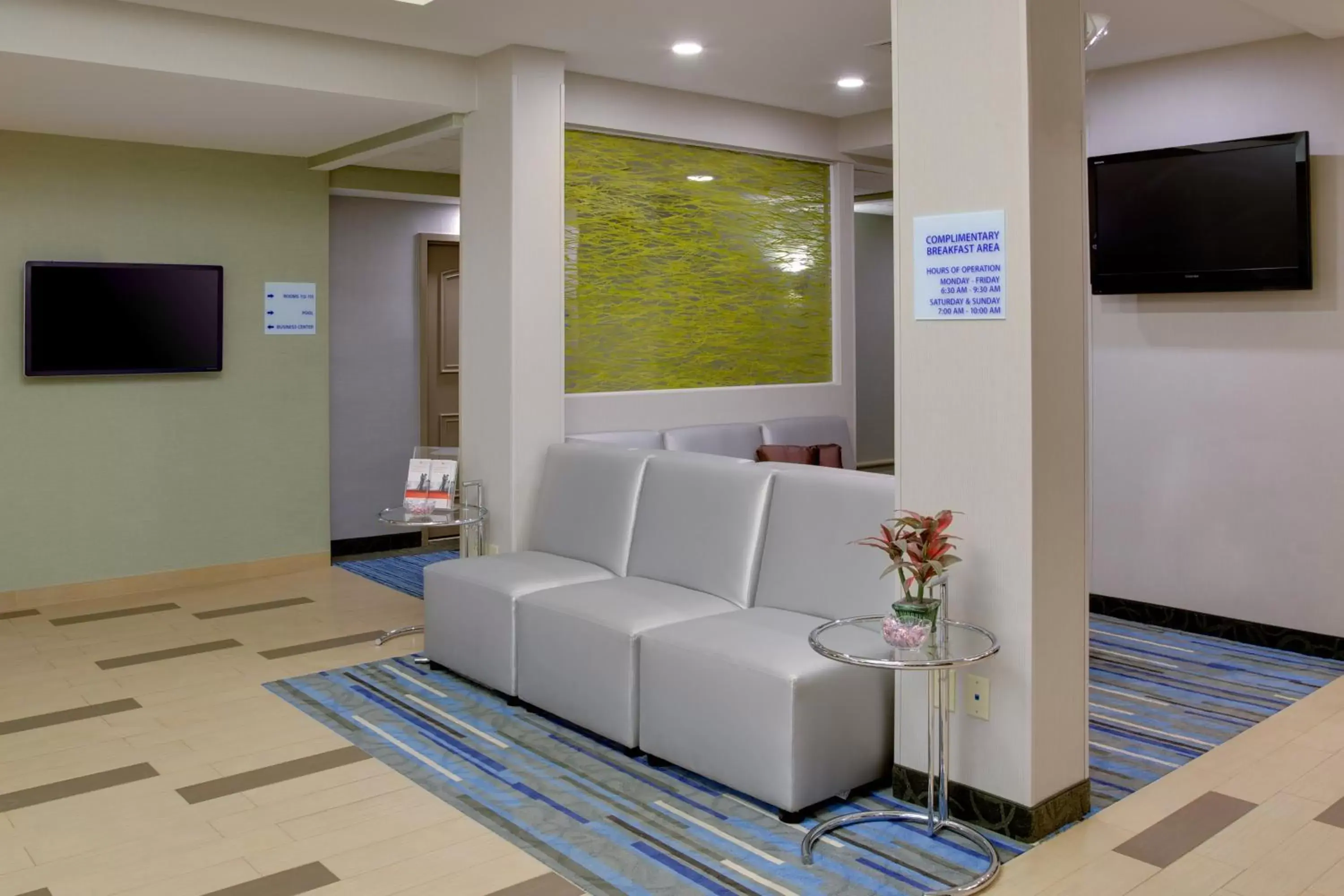 Lobby or reception, Seating Area in Holiday Inn Express Hotel & Suites Meadowlands Area, an IHG Hotel