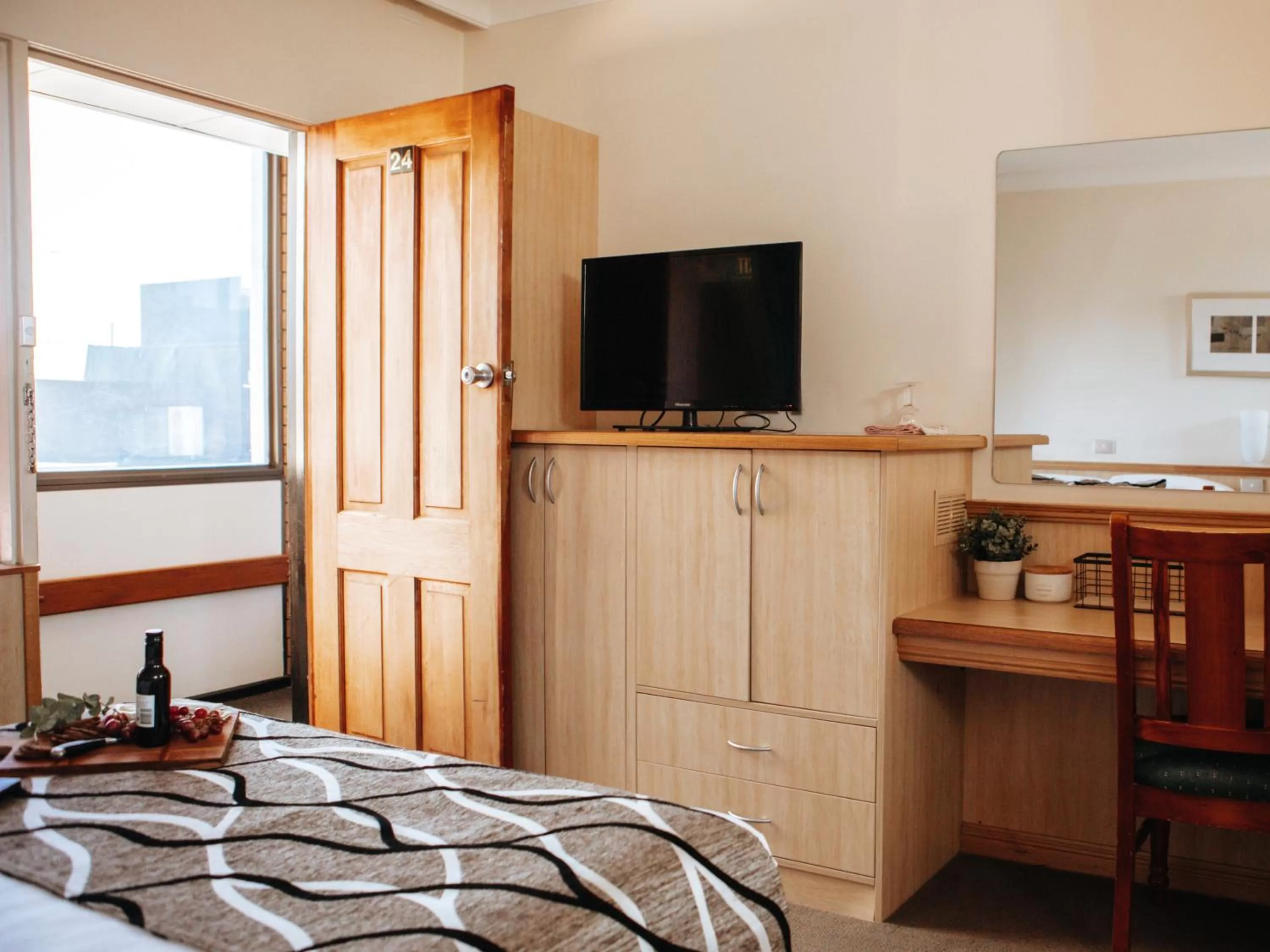 Business facilities, Bed in Astor Inn