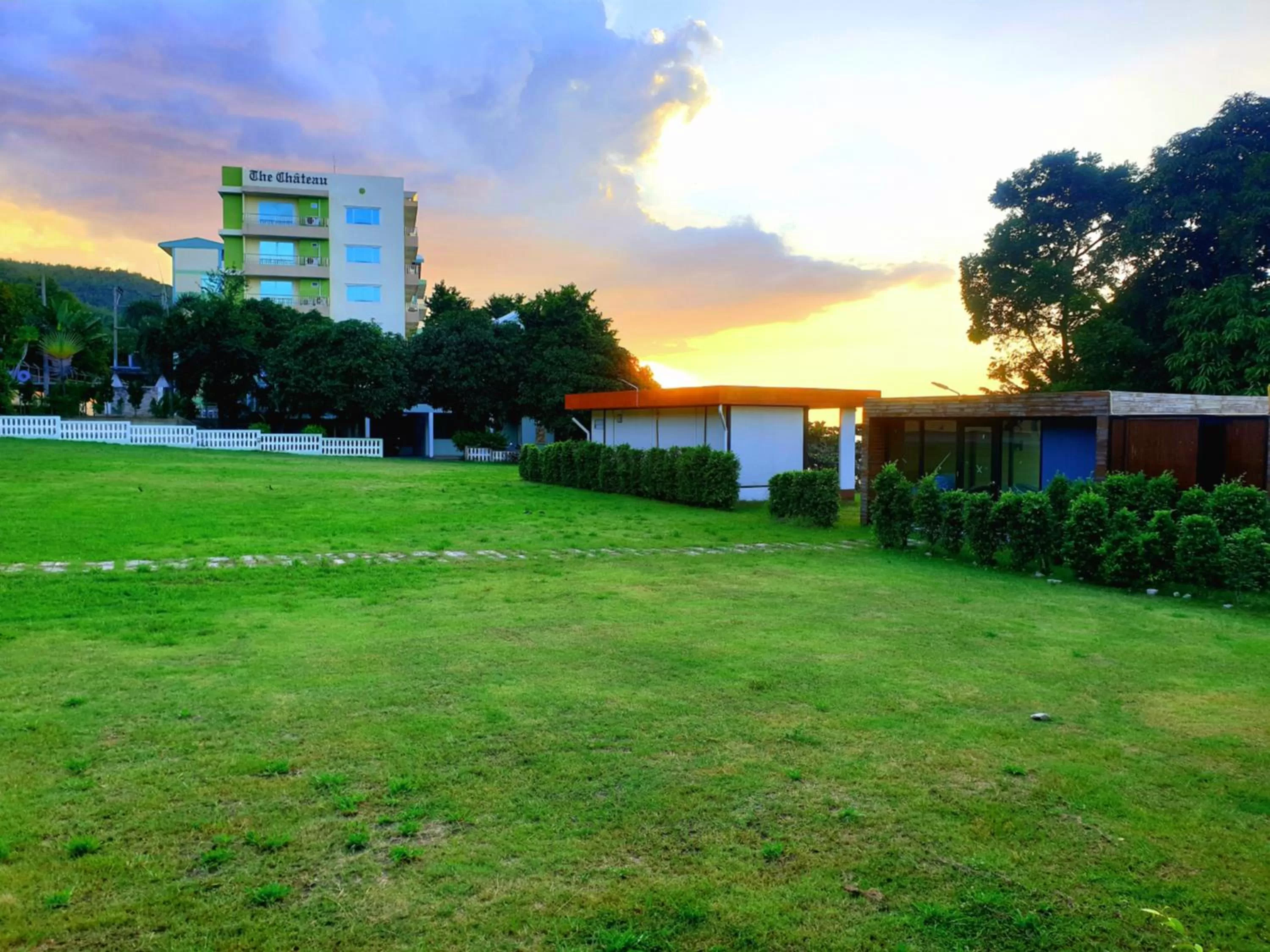 Property building in โรงแรม ชาโตว์วิสต้า