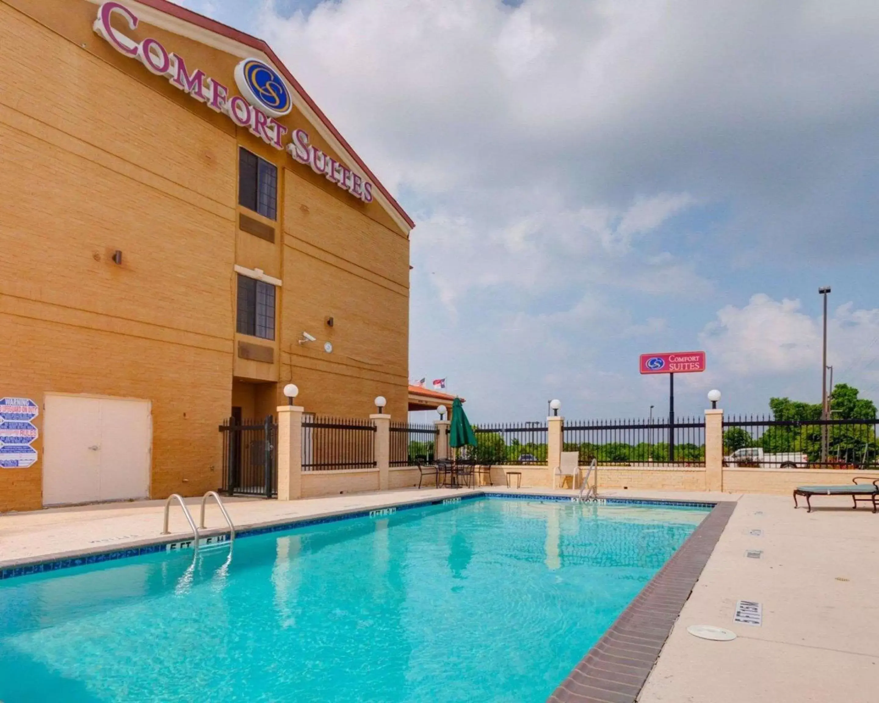 On site, Swimming Pool in Comfort Suites Lake Ray Hubbard