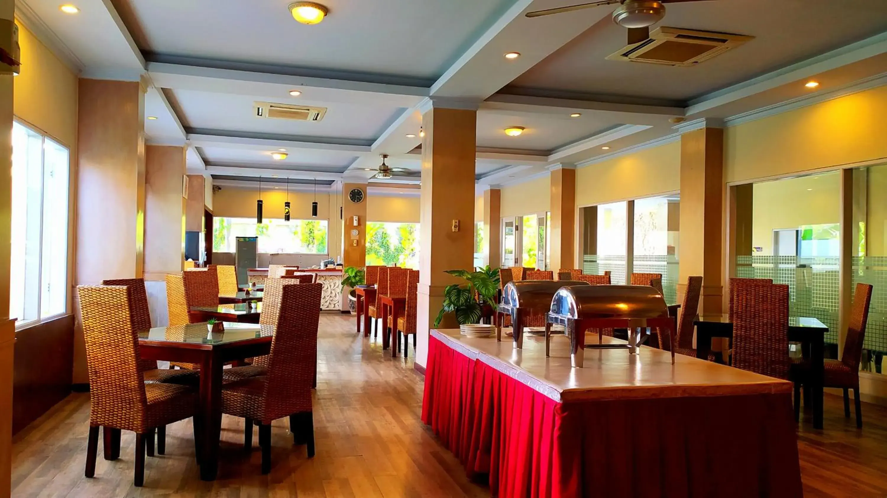 Restaurant/Places to Eat in Puri Saron Denpasar Hotel