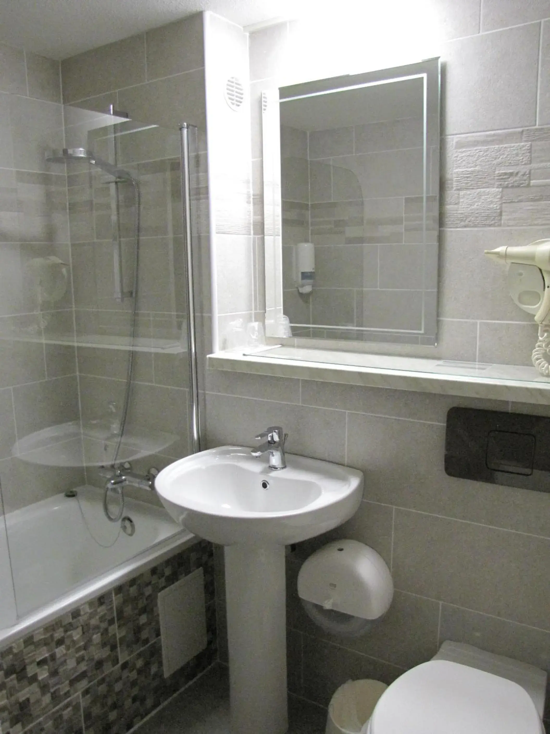 Bathroom in Brit Hotel Bosquet Carcassonne Cit