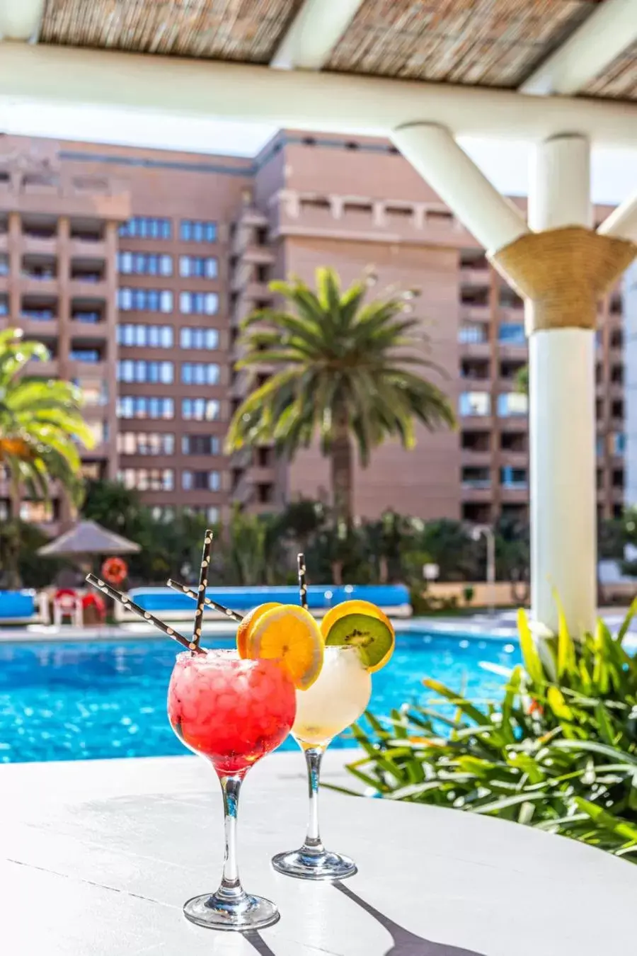 Lounge or bar, Swimming Pool in Hotel Apartamentos Pyr Fuengirola