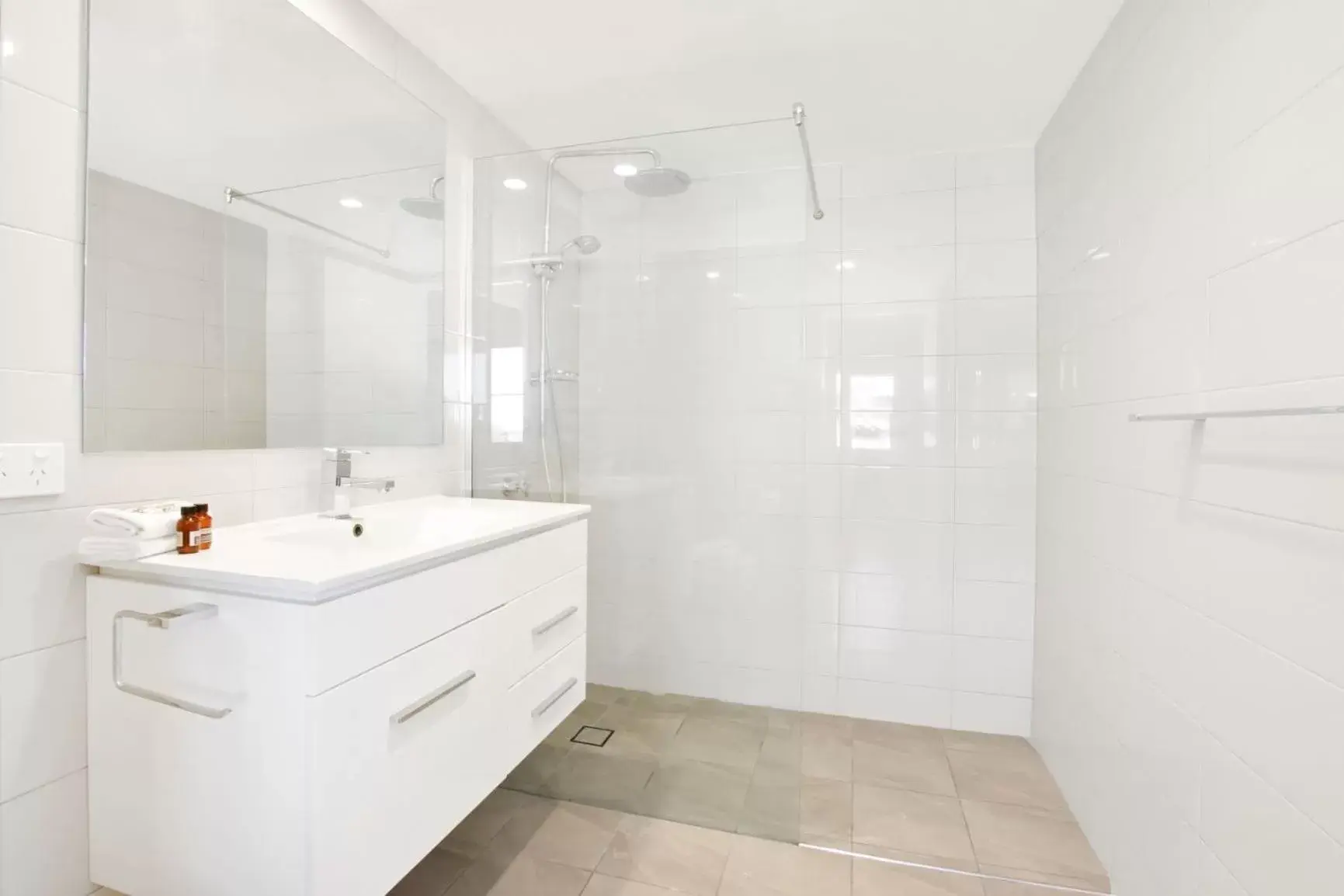 Shower, Bathroom in Lennox Beach Resort