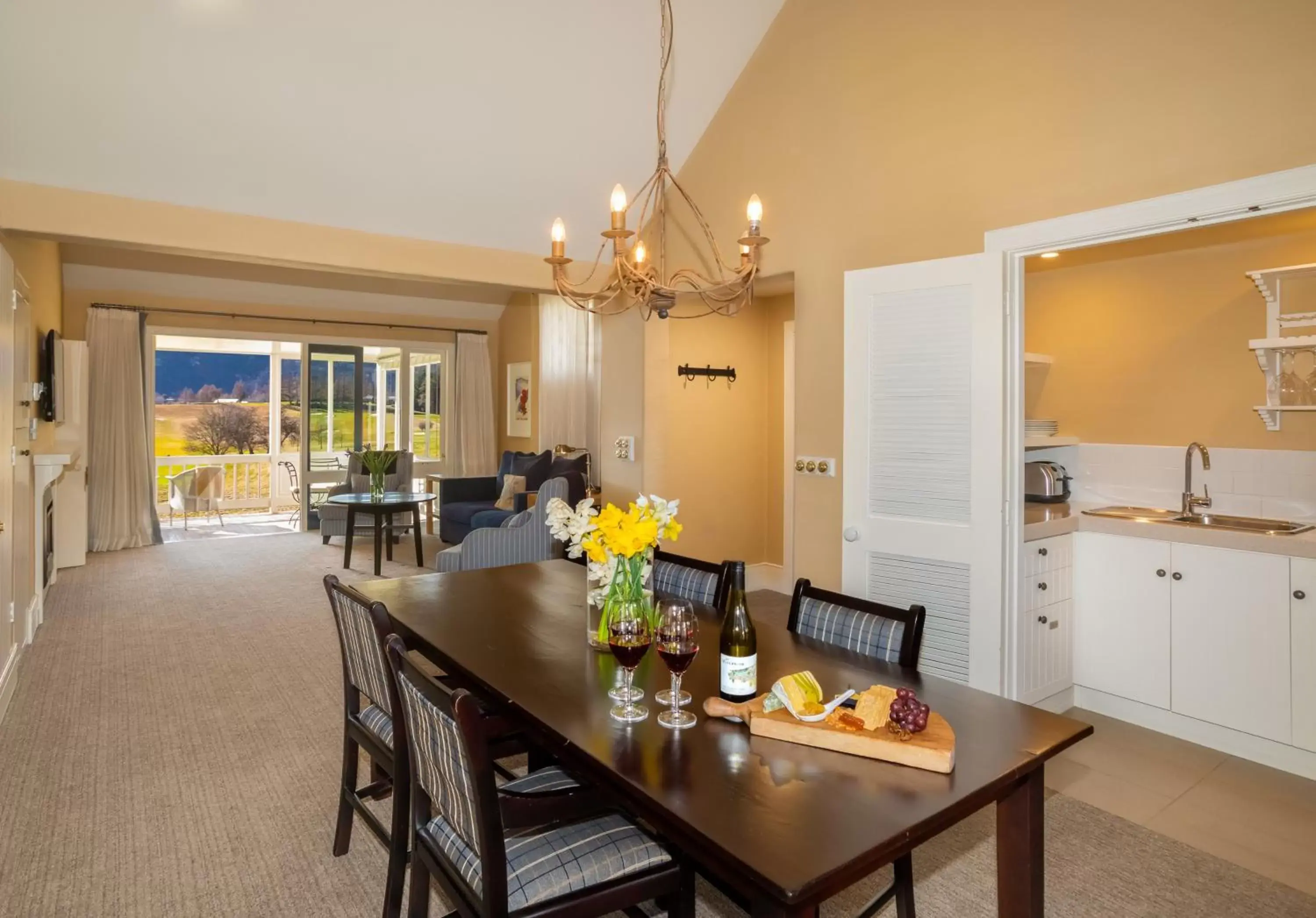 Balcony/Terrace, Dining Area in Millbrook Resort