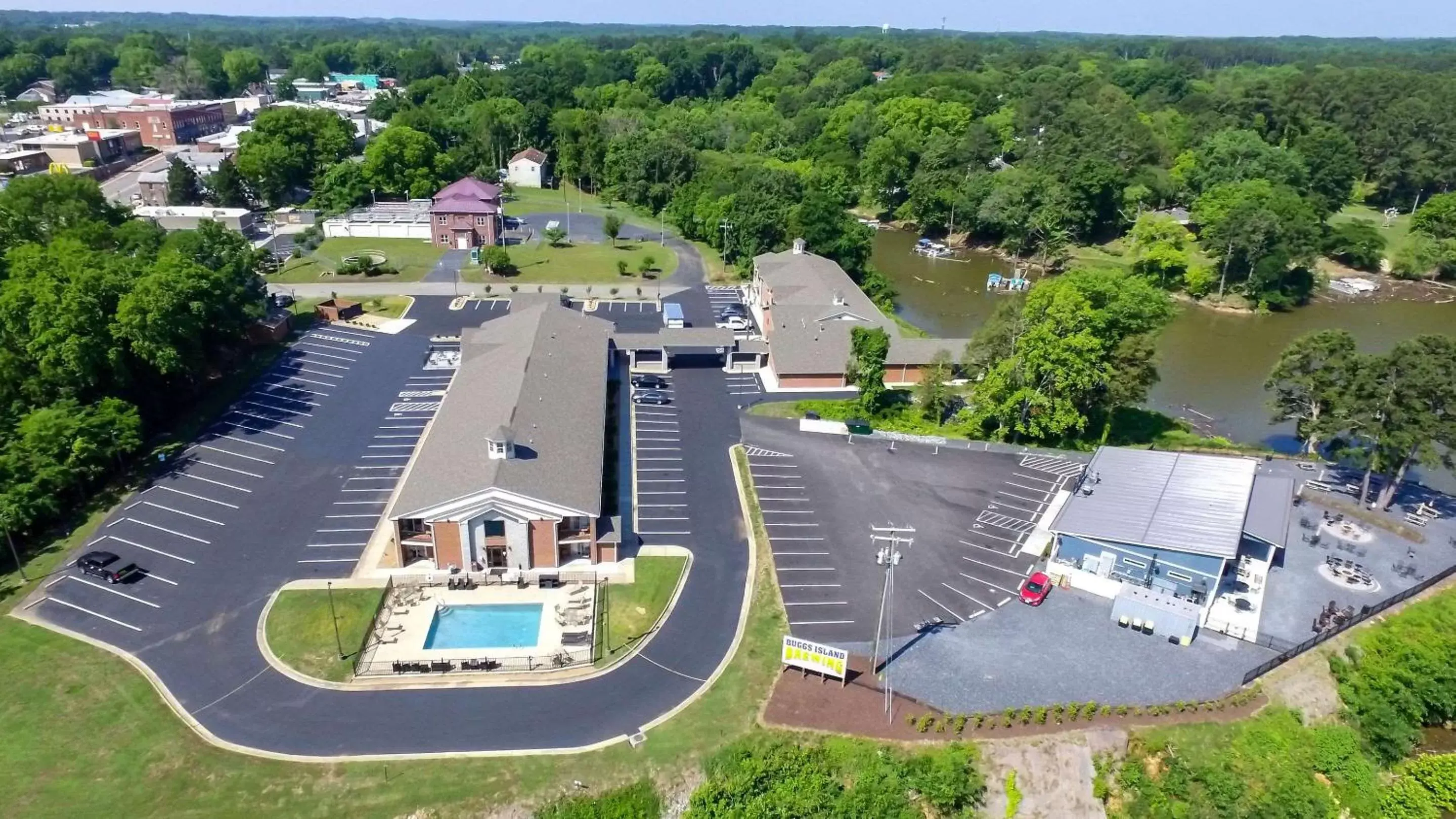 Property building, Bird's-eye View in Clarion Pointe on the Lake Clarksville - South Hill West