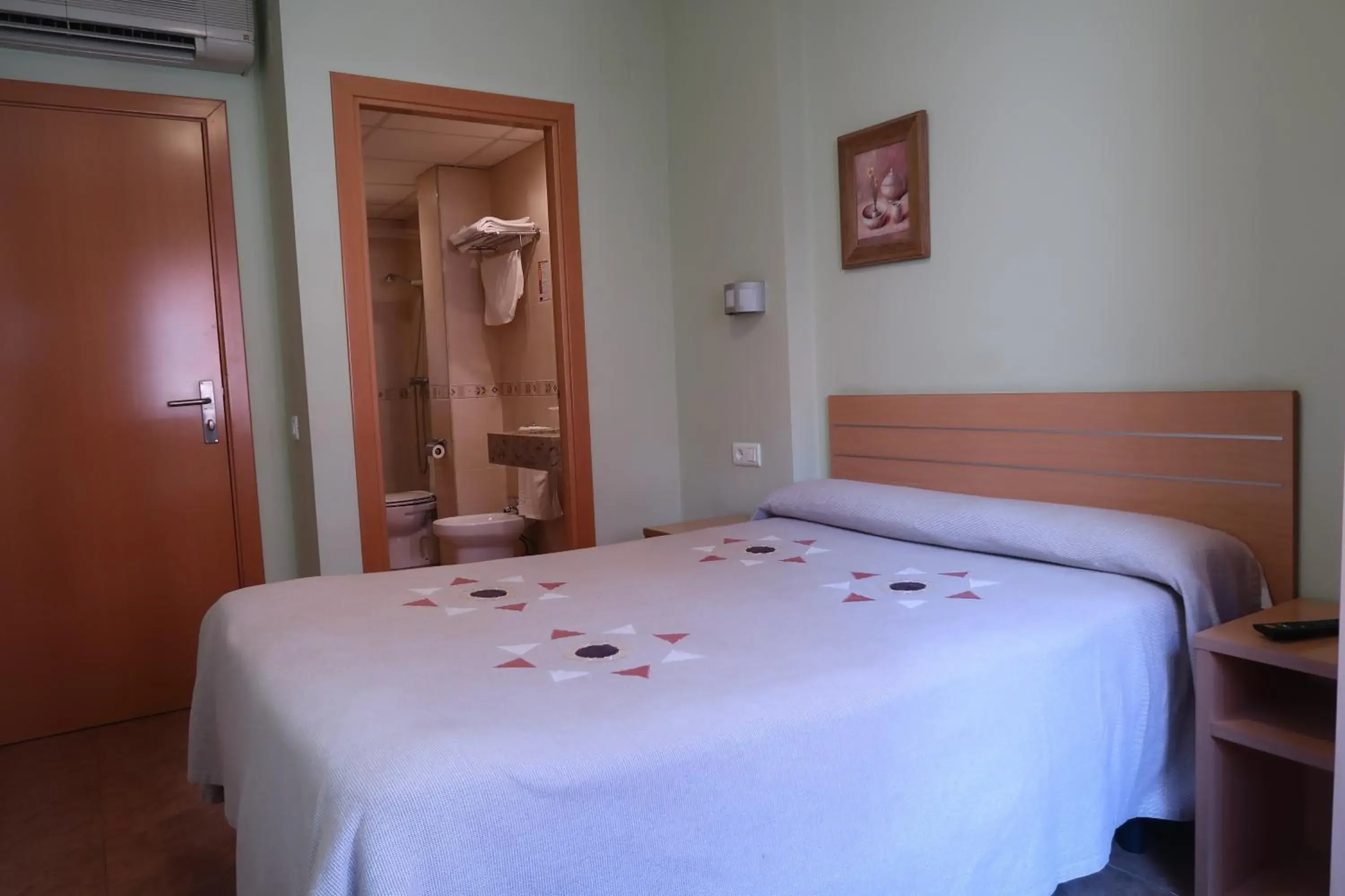 Photo of the whole room, Bed in El Cami Hotel