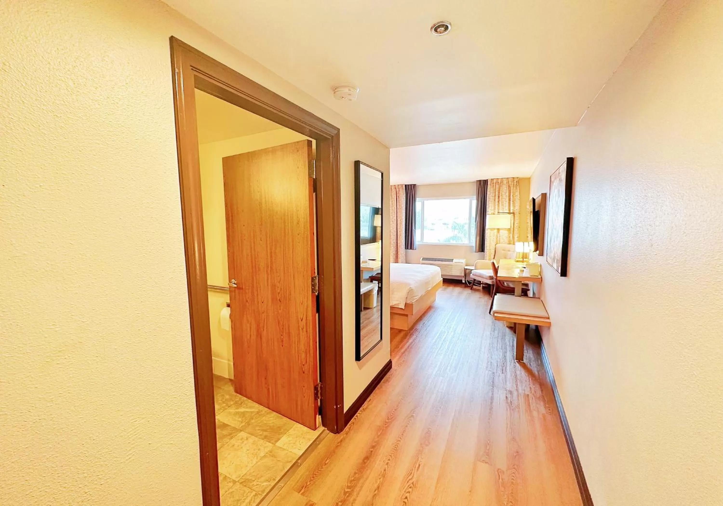 Photo of the whole room, Bed in Lincoln Hotel Monterey Park Los Angeles