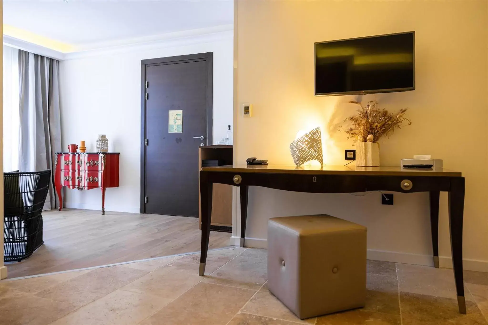 Seating area, TV/Entertainment Center in Hôtel Des Gouverneurs